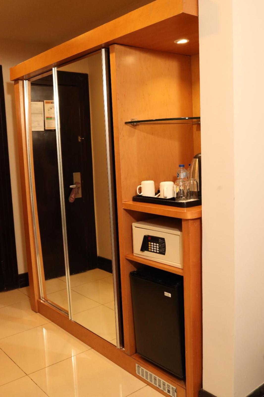 Executive Suite - Photo 8