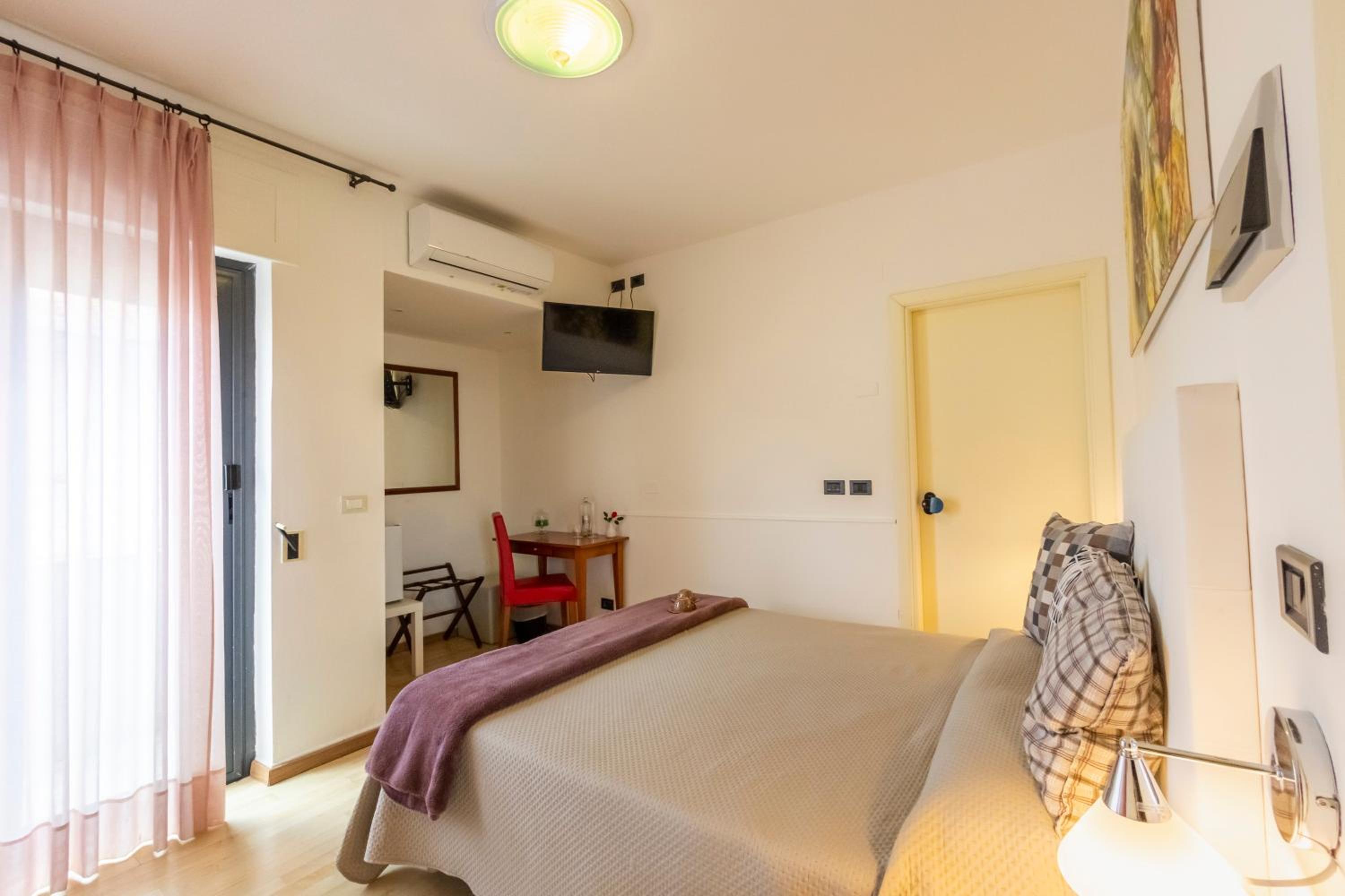 Standard Double Room - Photo 3