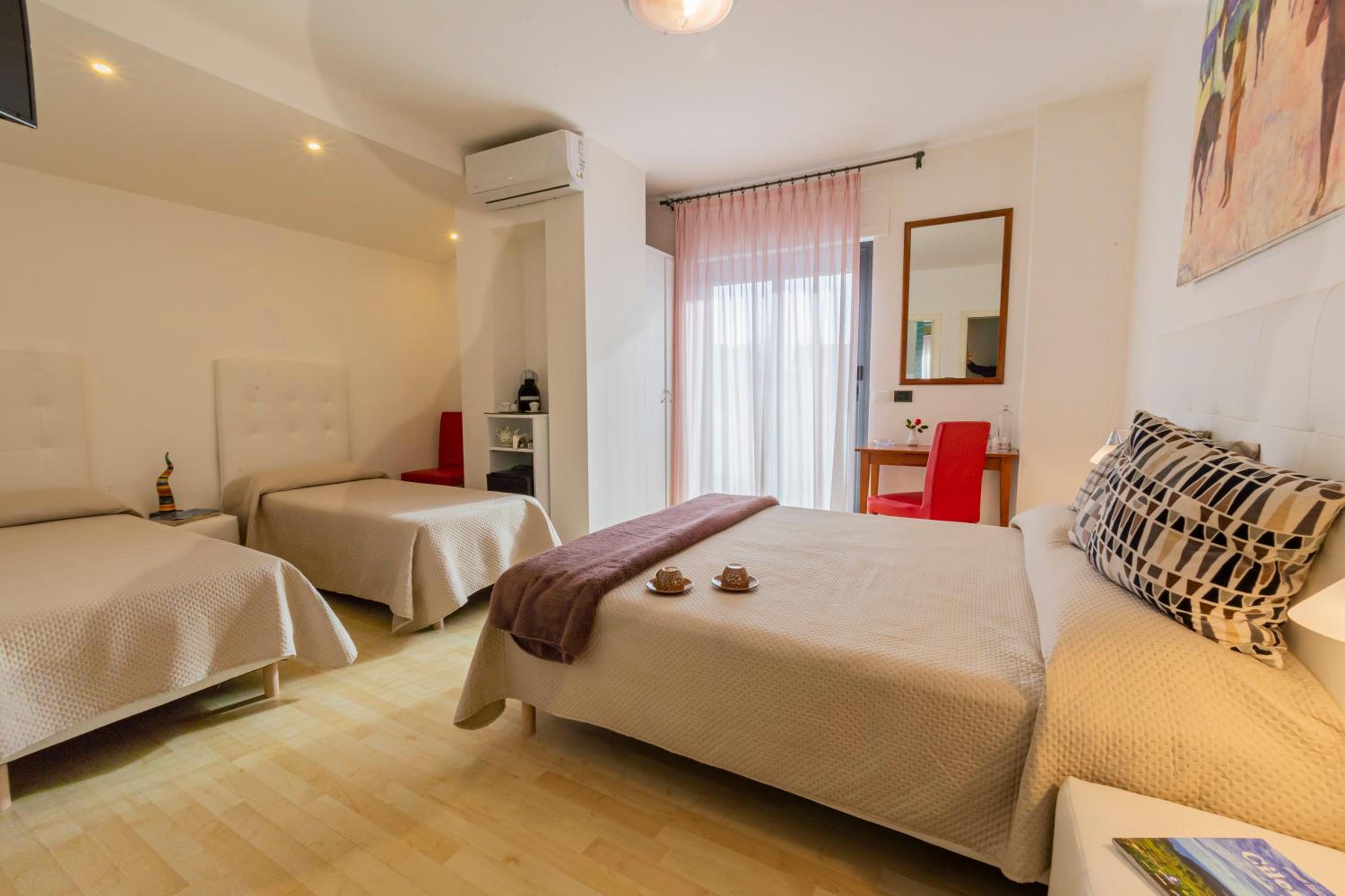 Deluxe Quadruple Room - Photo 1