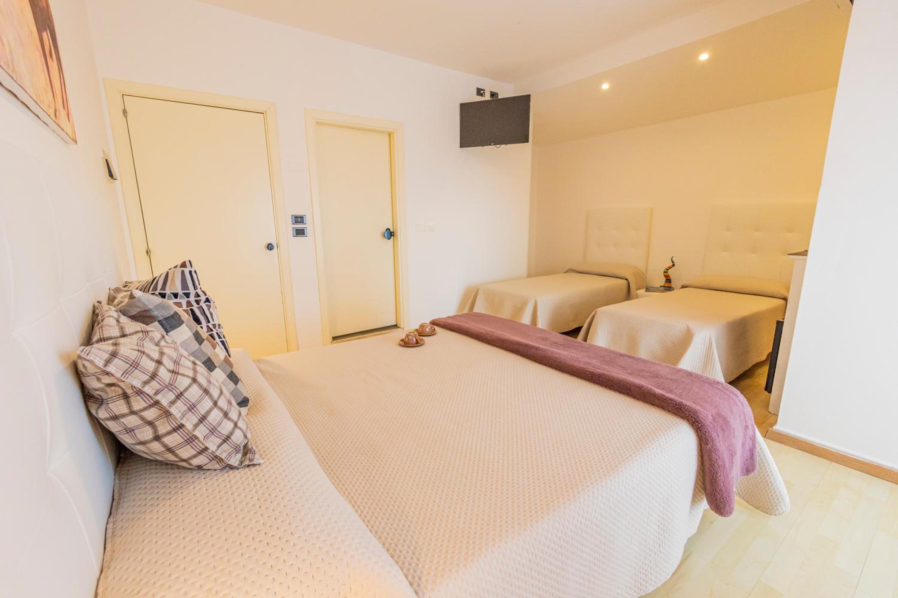 Deluxe Quadruple Room - Photo 2