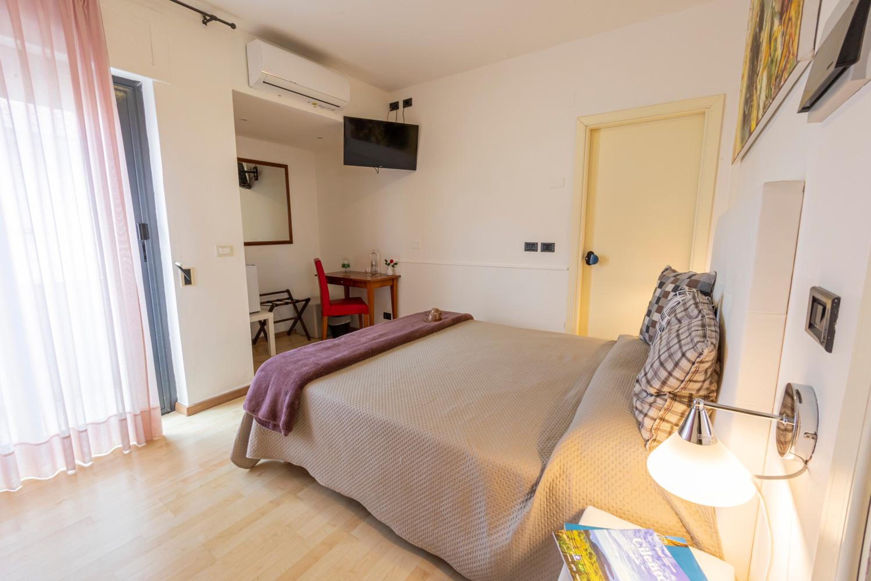 Standard Double Room - Photo 2