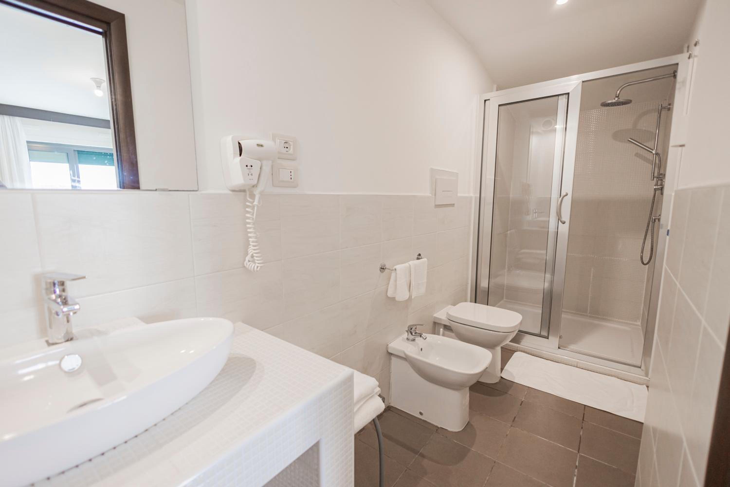 Deluxe Quadruple Room - Photo 4