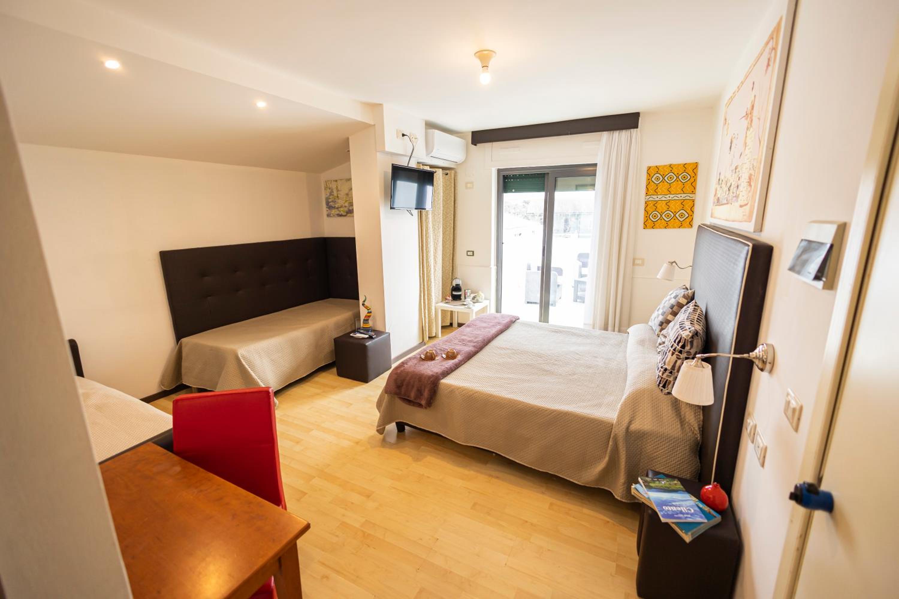 Deluxe Quadruple Room - Photo 6