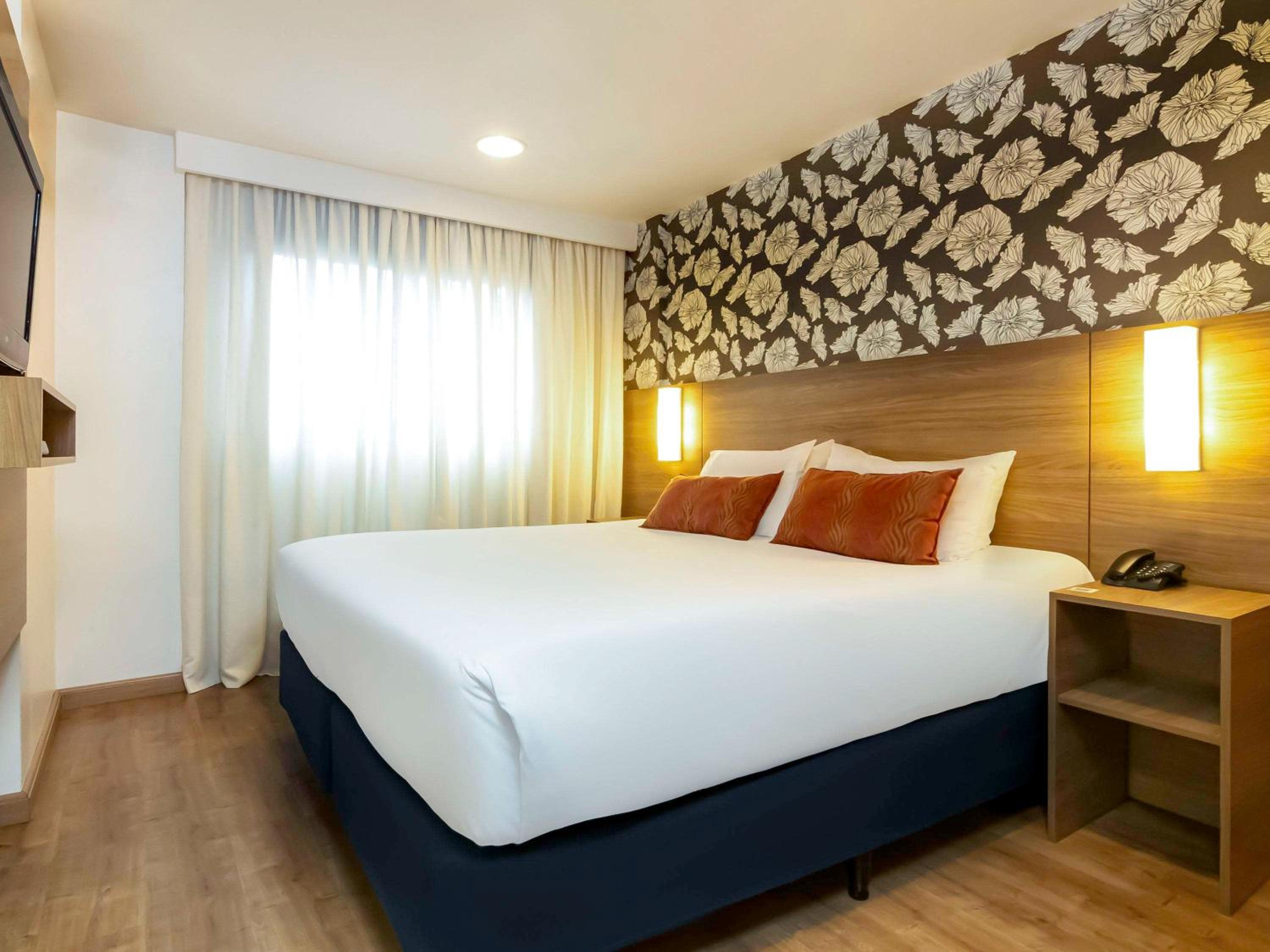 Luxo Casal PcD – 1 Cama Queen e 1 Sofá-Cama, com sacada - Photo 1