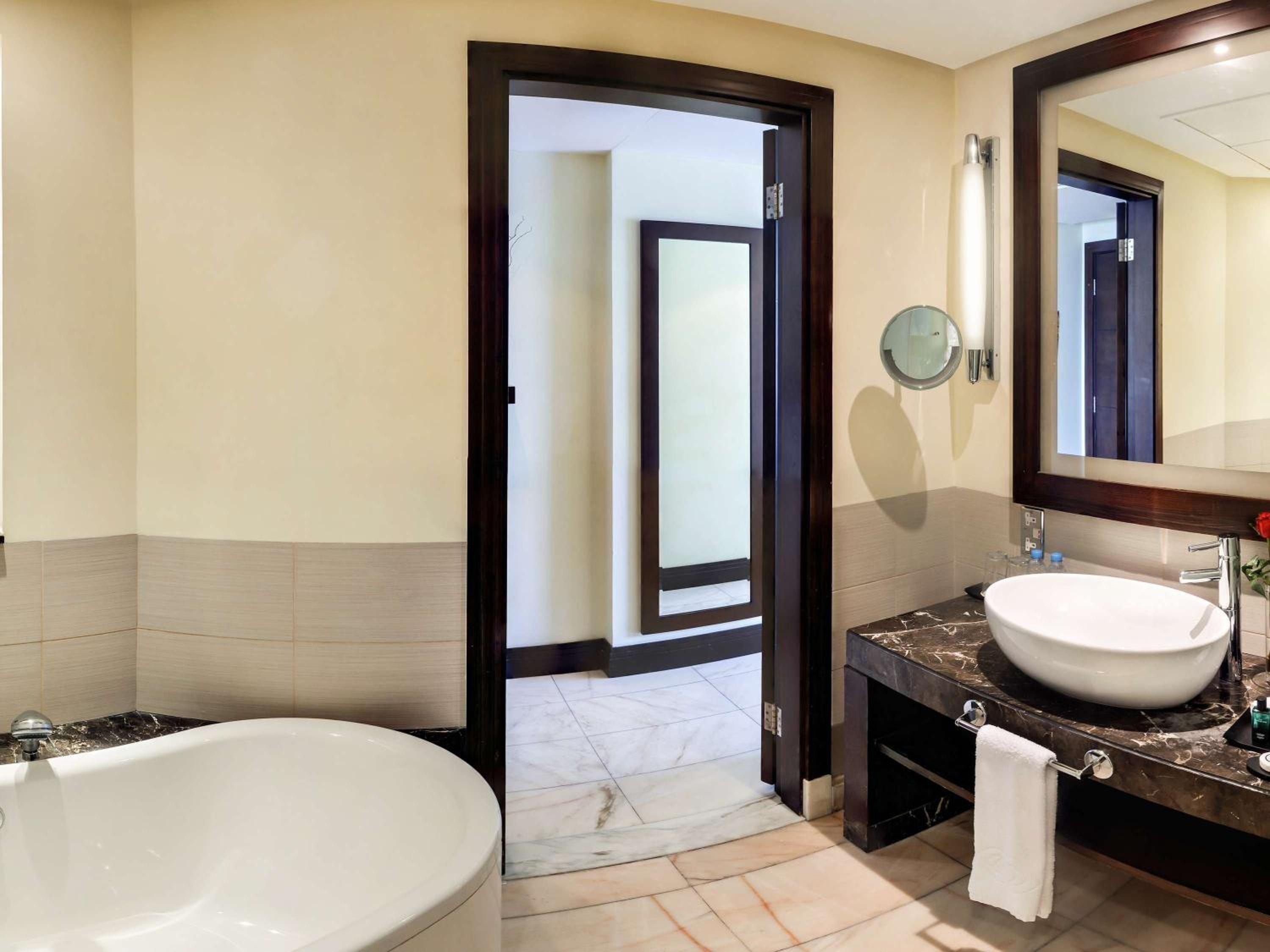 Superior Room with 1 Queen Bed - City View - Photo 2