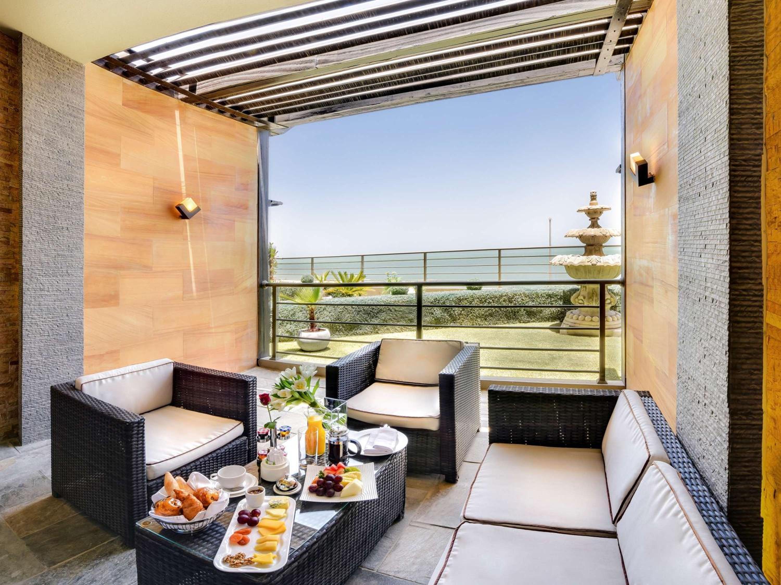 Luxury Queen Room with Balcony and Sea View - Photo 14