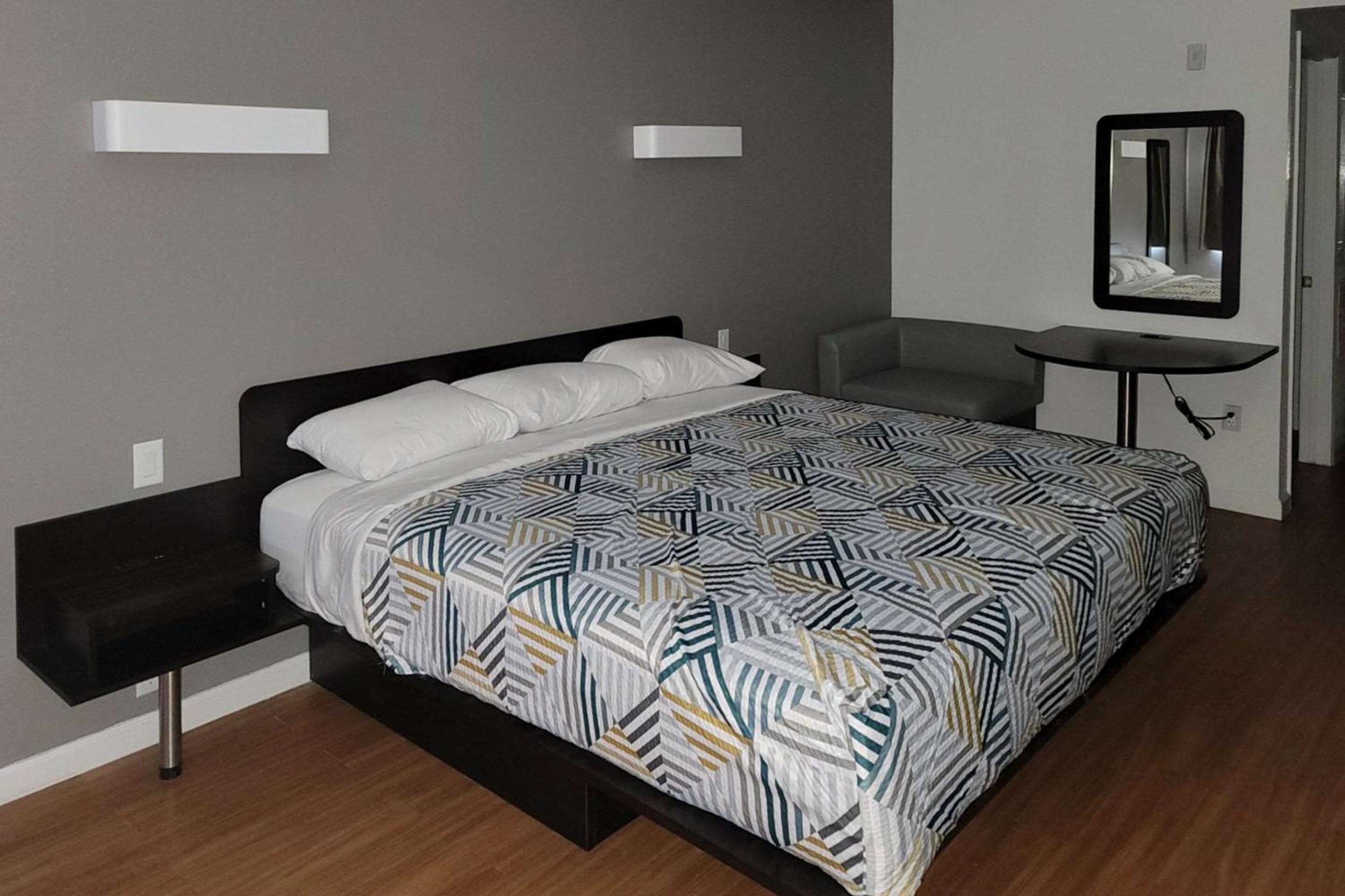 Studio Room, 1 King Bed, Accessible, Non Smoking (Access Tub)   - Photo 1