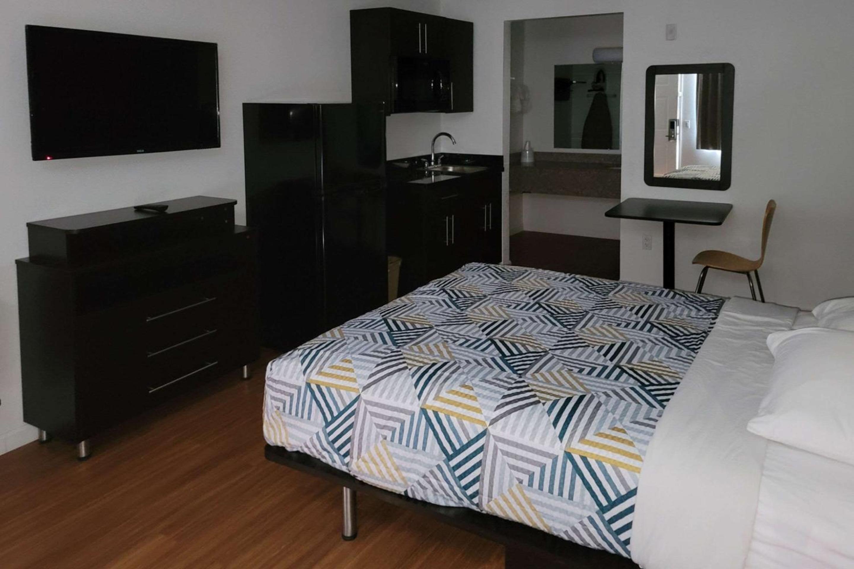 Standard Room, 1 Queen Bed, Non Smoking - Photo 1