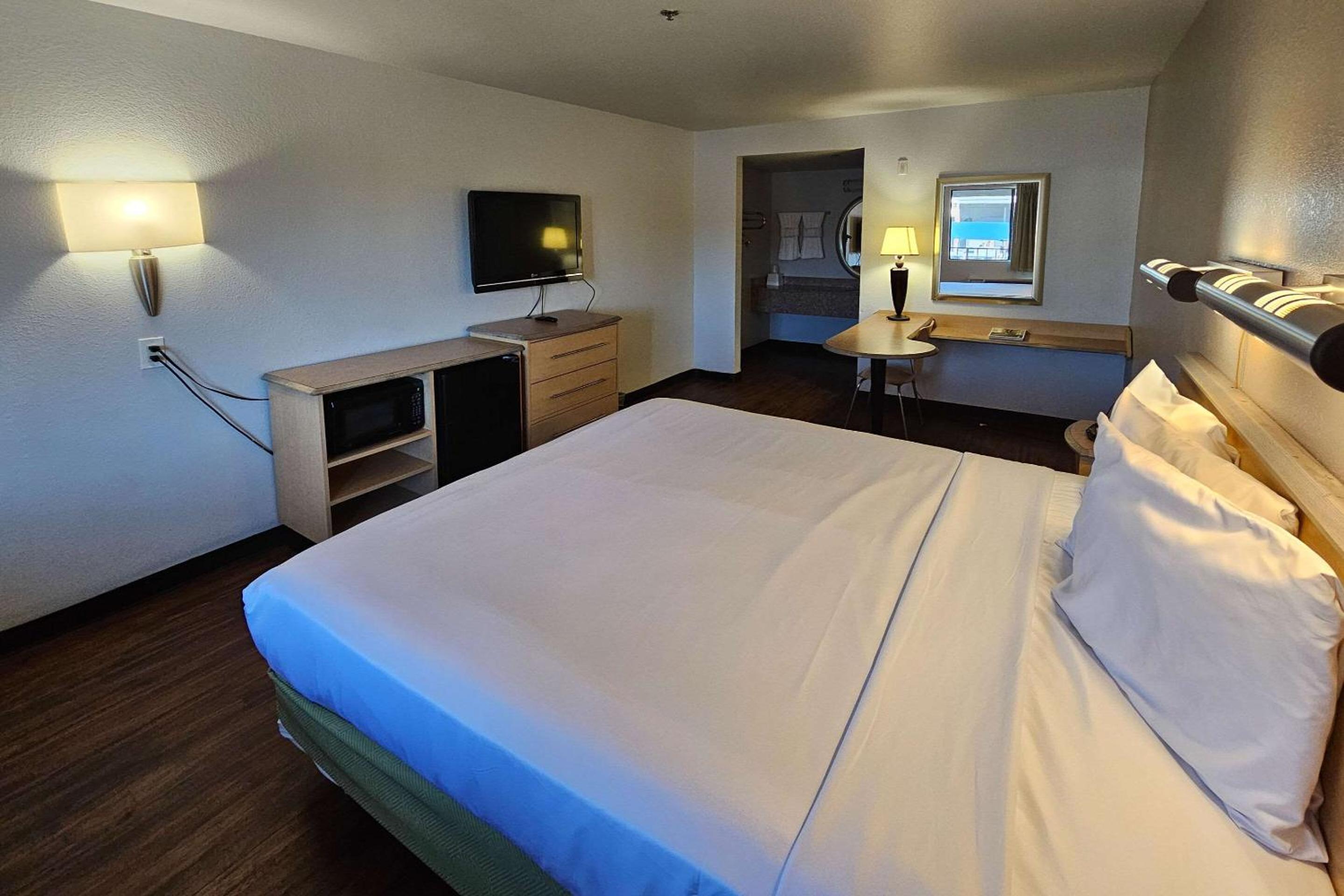 Studio Room, 1 King Bed, Accessible, Non Smoking (Access Tub)   - Photo 4