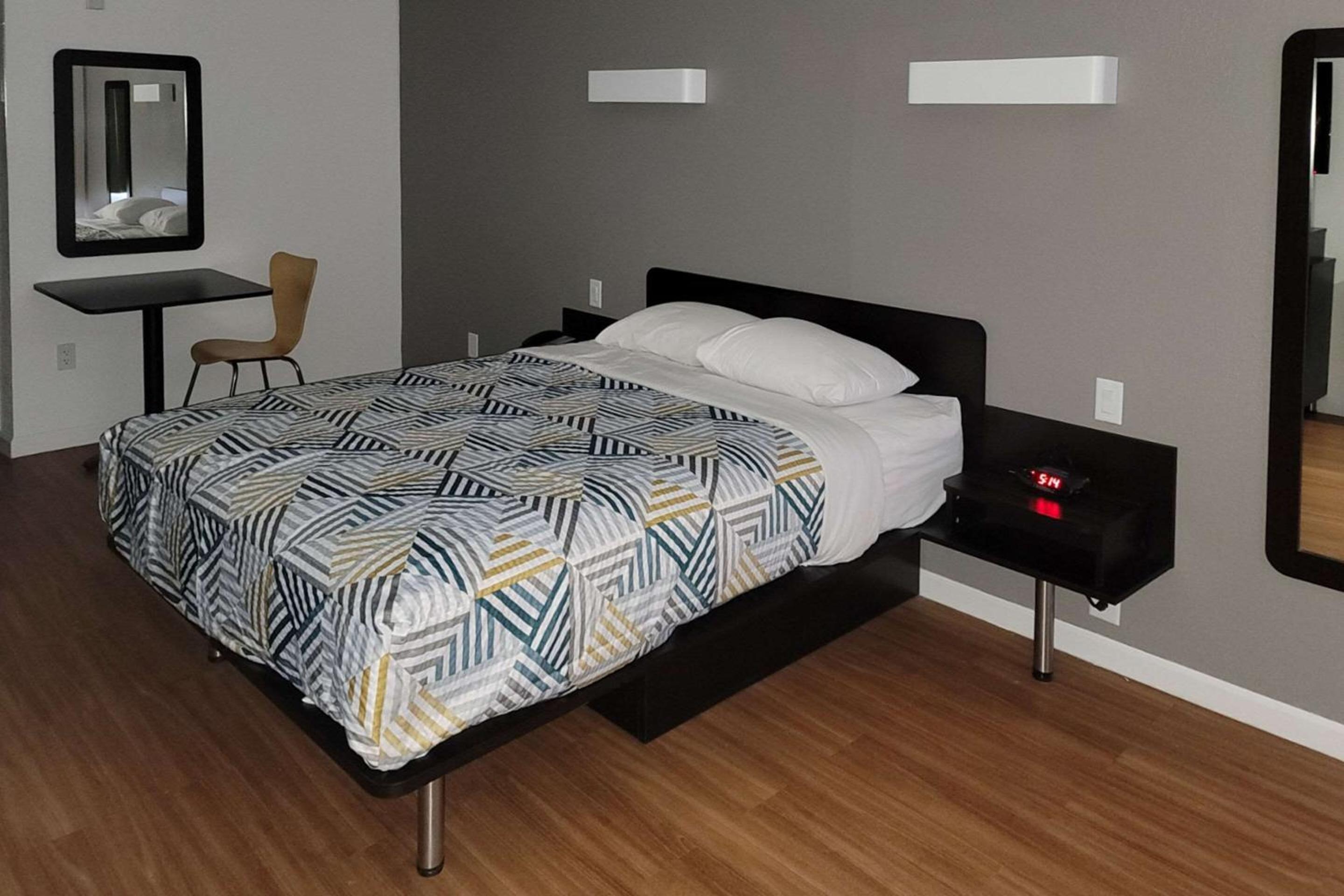 Standard Room, 1 Queen Bed, Non Smoking - Photo 4