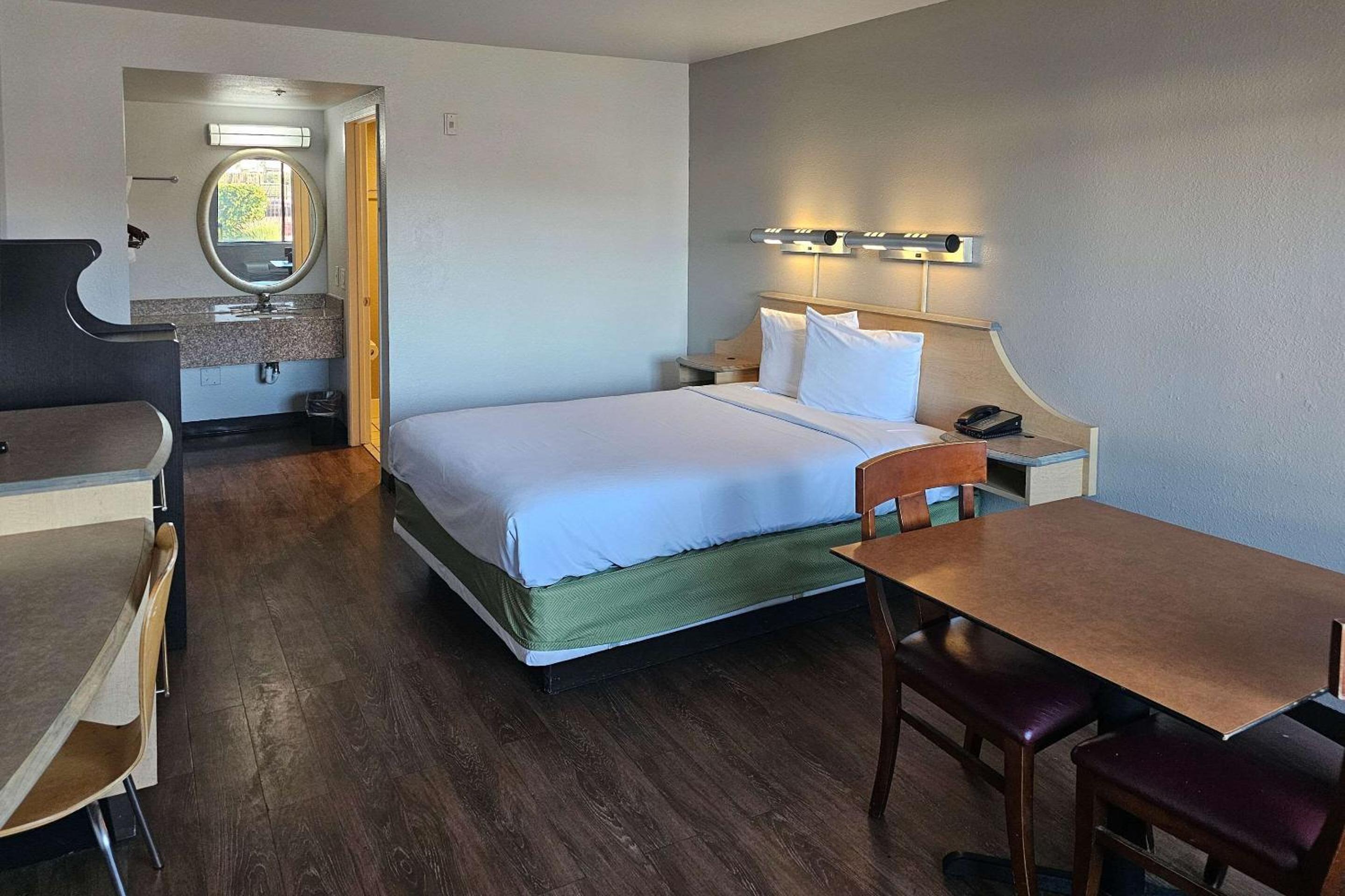 Standard Room, 1 Queen Bed, Non Smoking - Photo 5