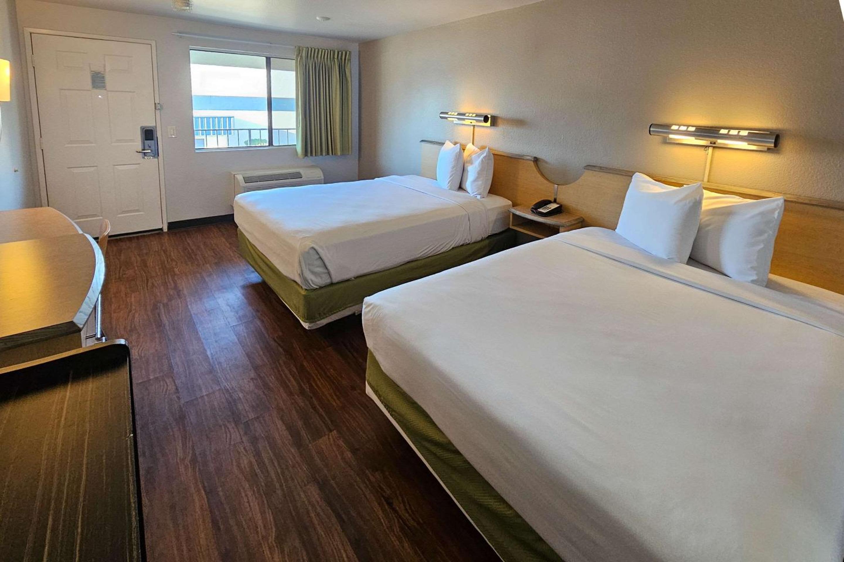 Standard Room, 2 Queen Beds, Non Smoking - Photo 1