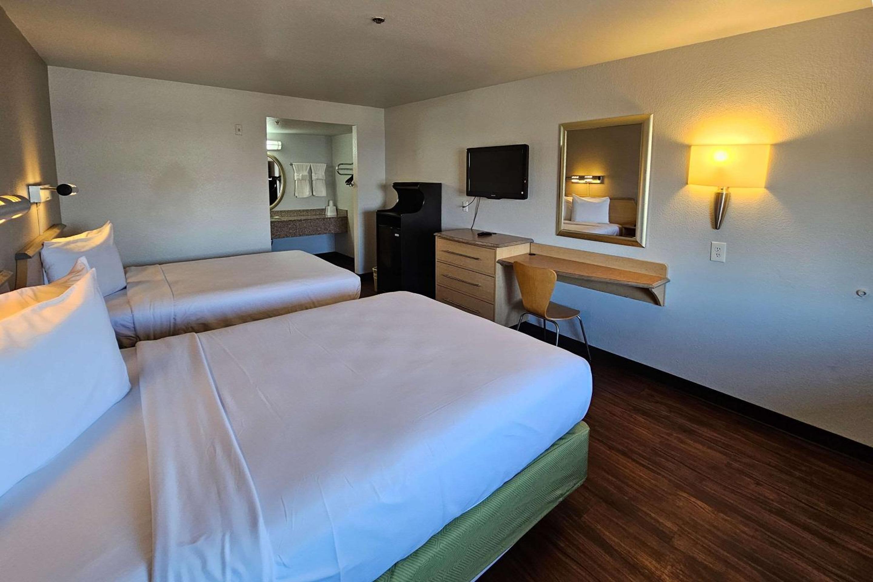 Standard Room, 2 Queen Beds, Non Smoking - Photo 4