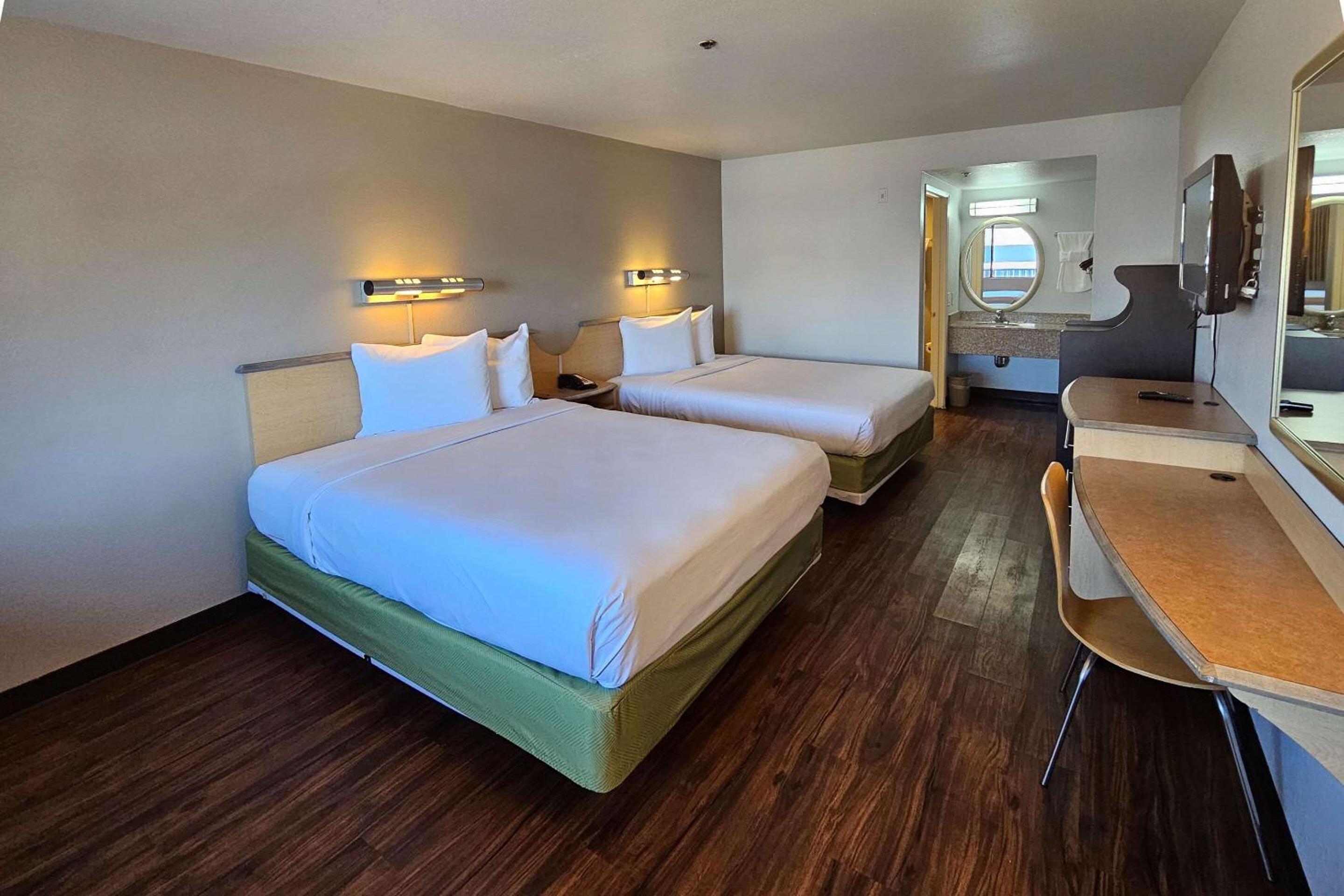 Standard Room, 2 Queen Beds, Non Smoking - Photo 3