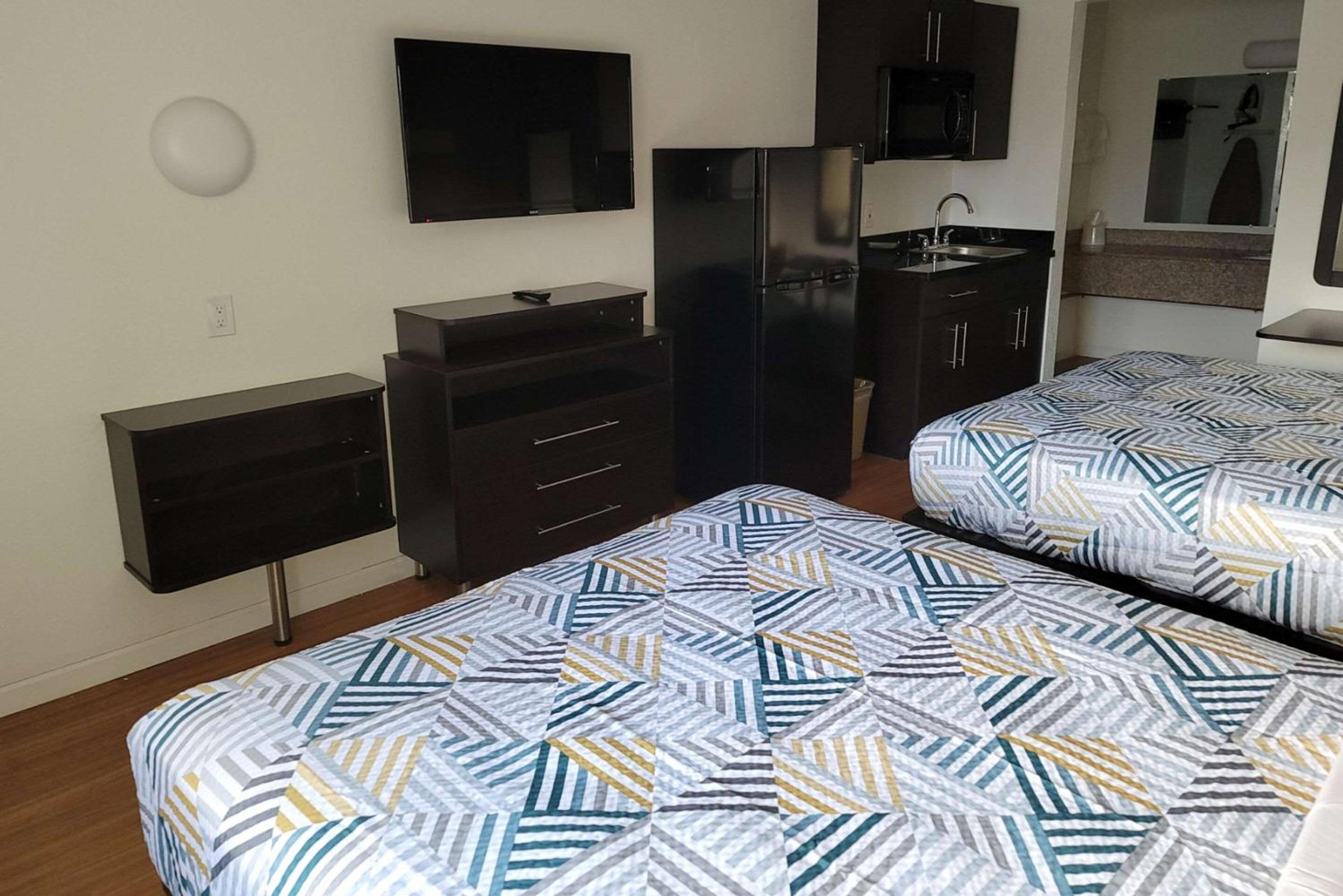 Standard Room, 2 Queen Beds, Non Smoking - Photo 2