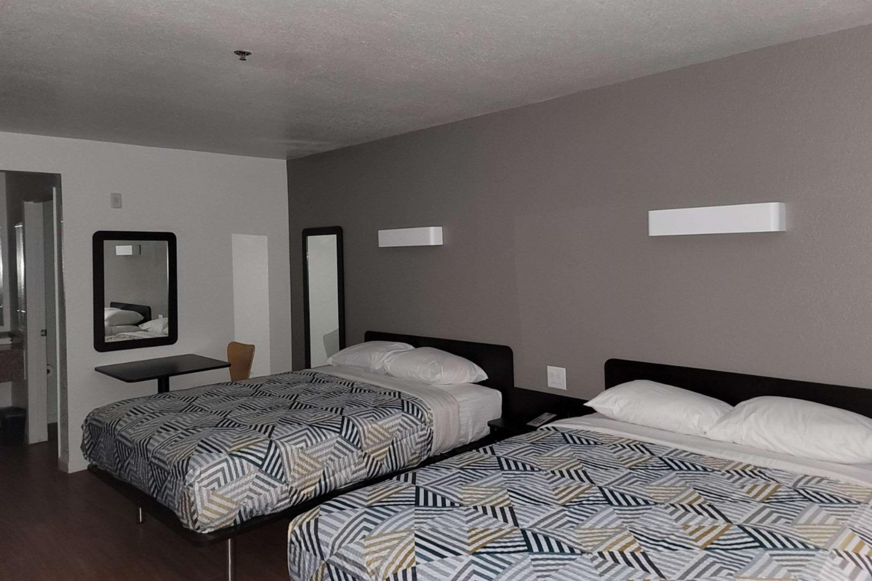Standard Room, 2 Queen Beds, Non Smoking - Photo 5