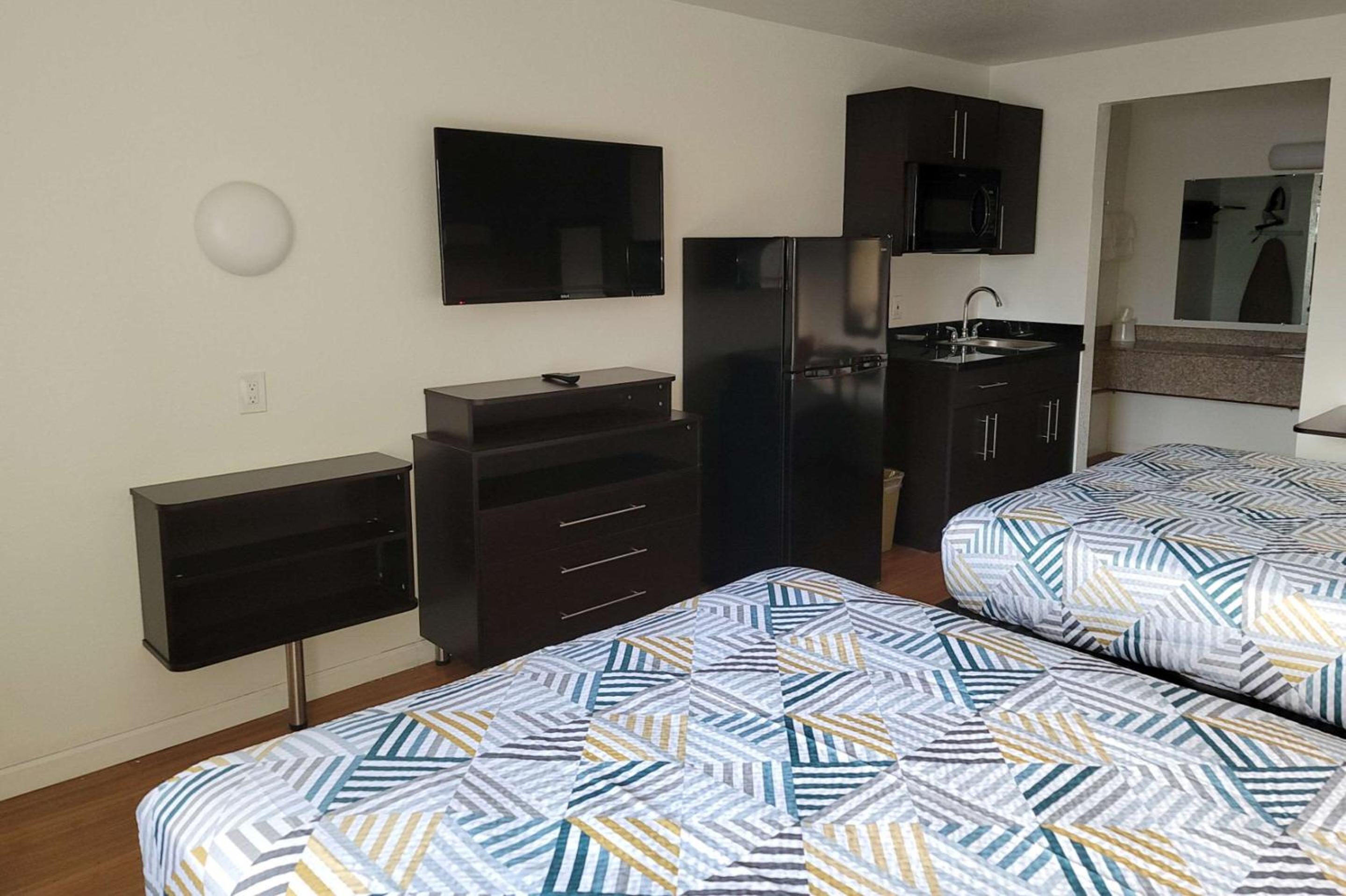 Standard Room, 2 Queen Beds, Non Smoking - Photo 6