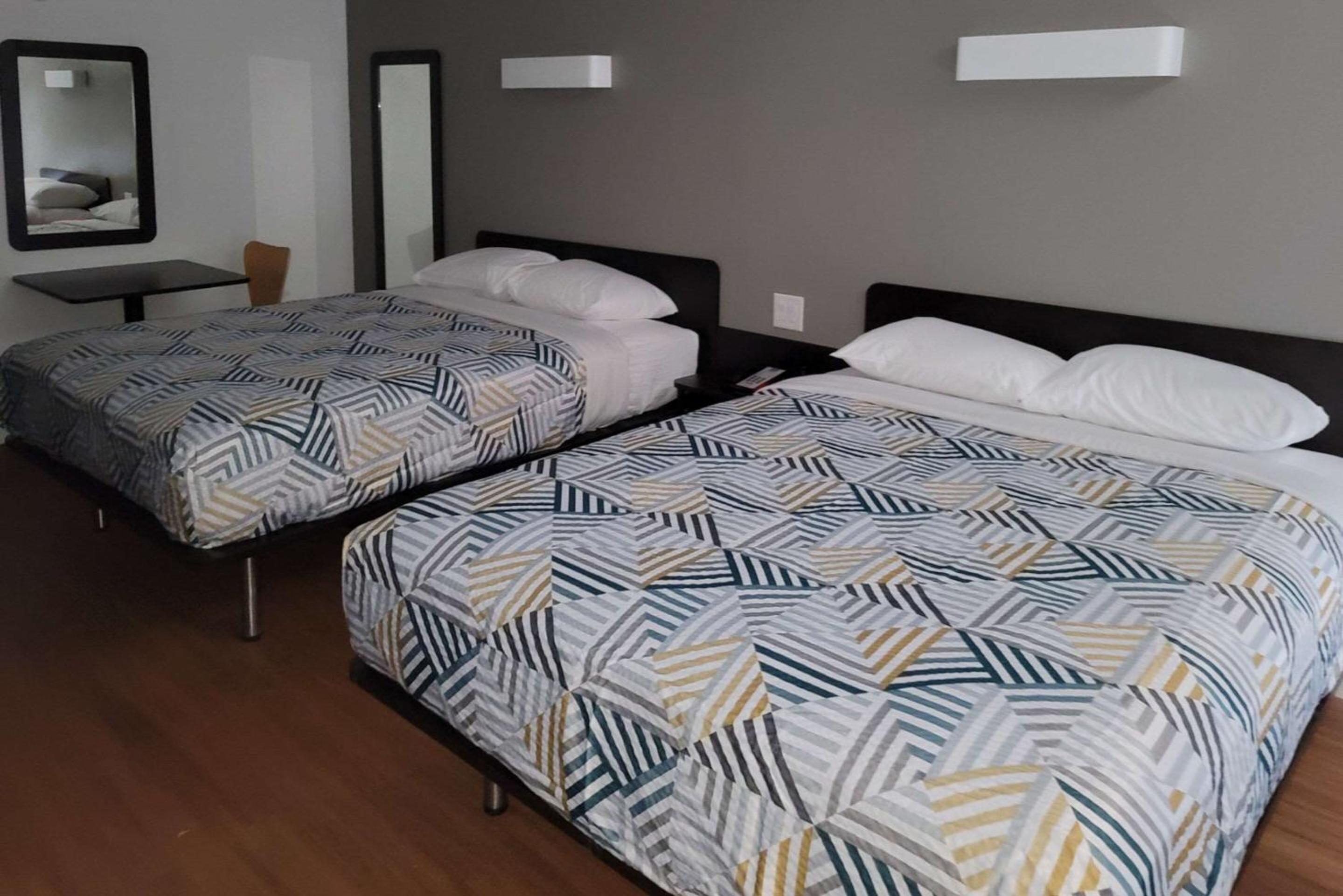 Standard Room, 2 Queen Beds, Non Smoking - Photo 7