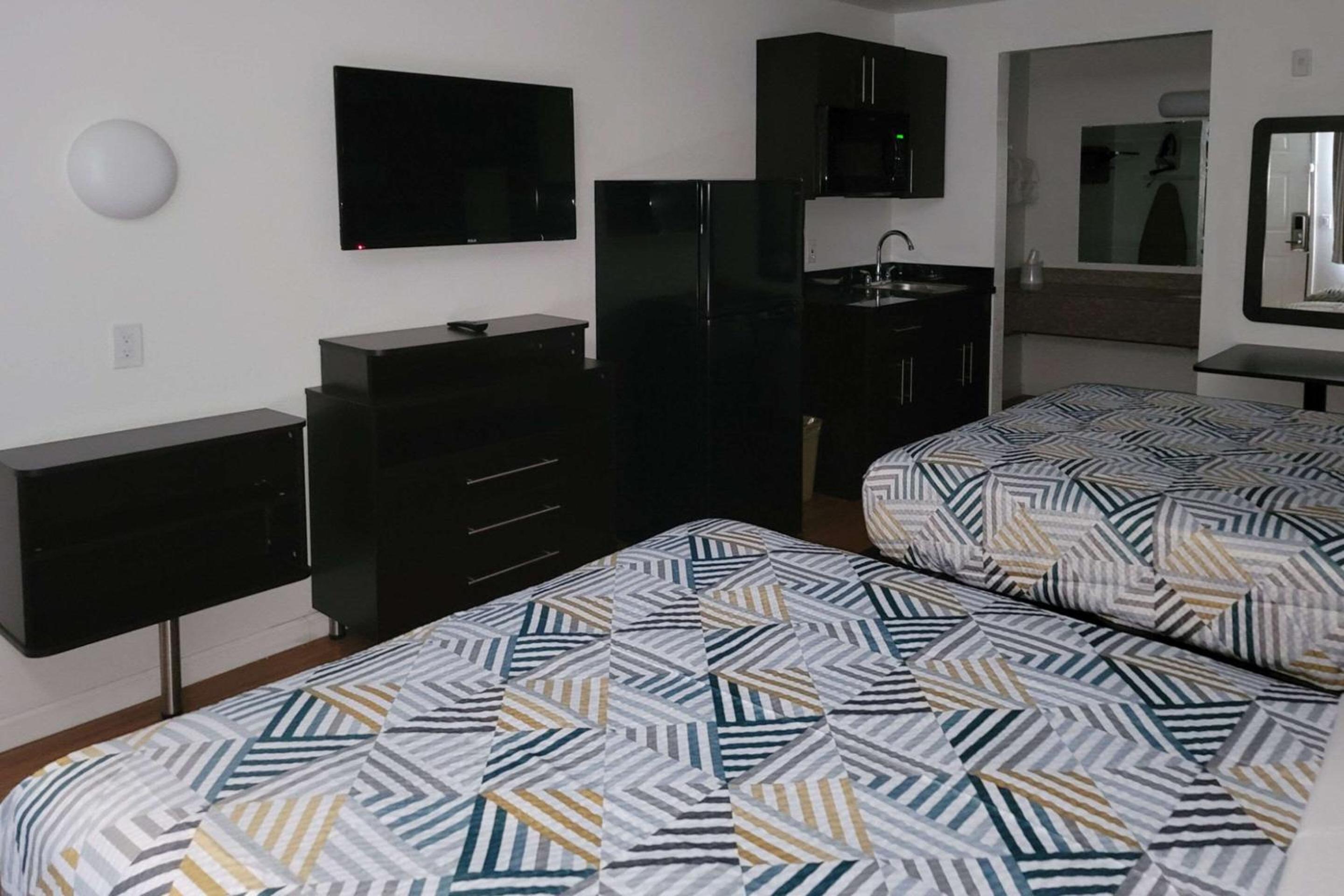 Standard Room, 2 Queen Beds, Non Smoking - Photo 8