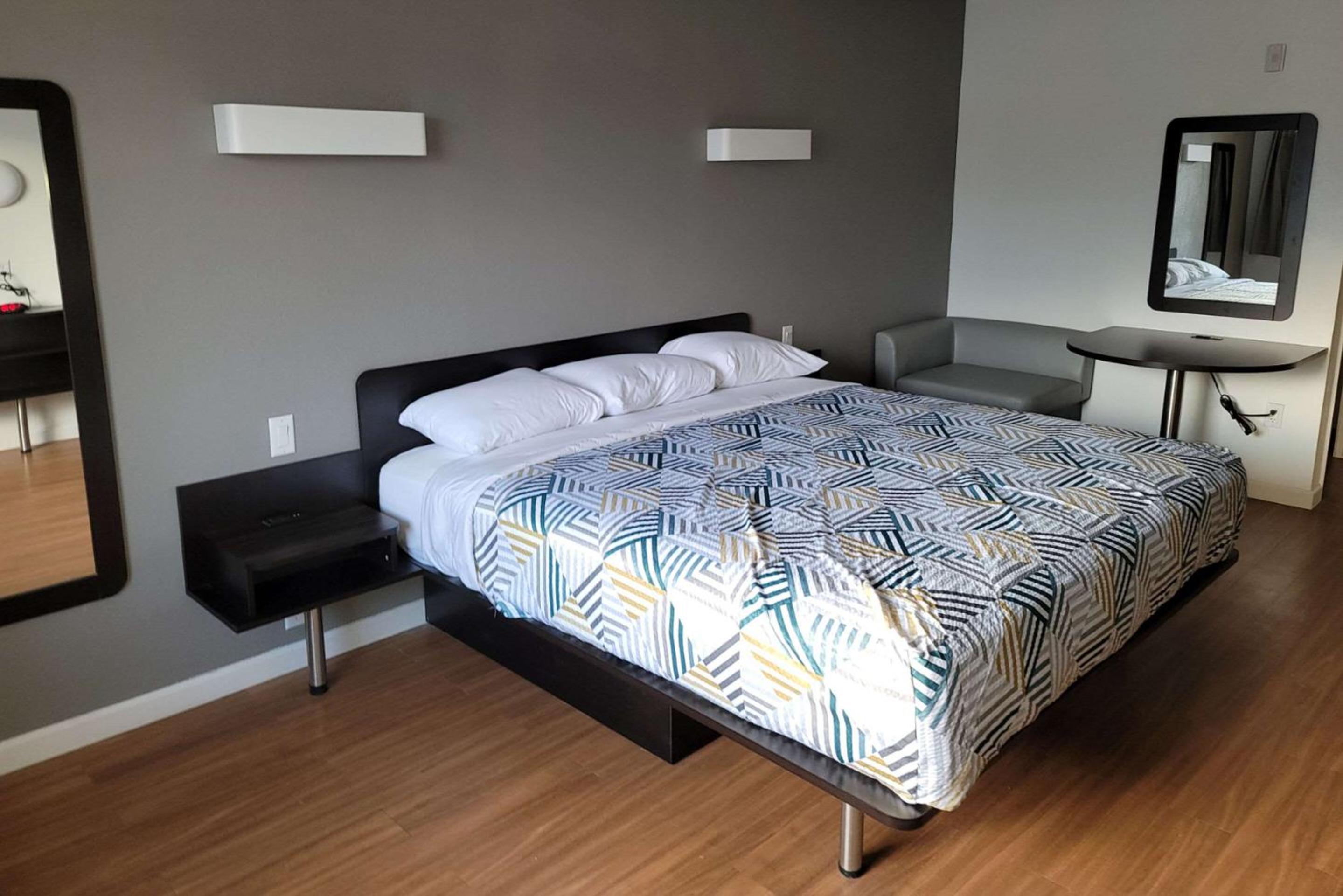 Studio Room, 1 King Bed, Accessible, Non Smoking (Access Tub)   - Photo 3