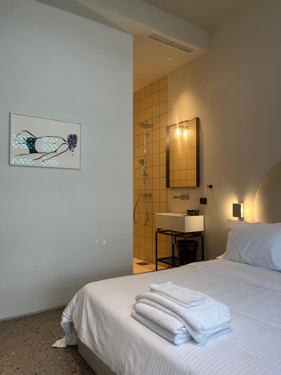 Standard King Room photo 3