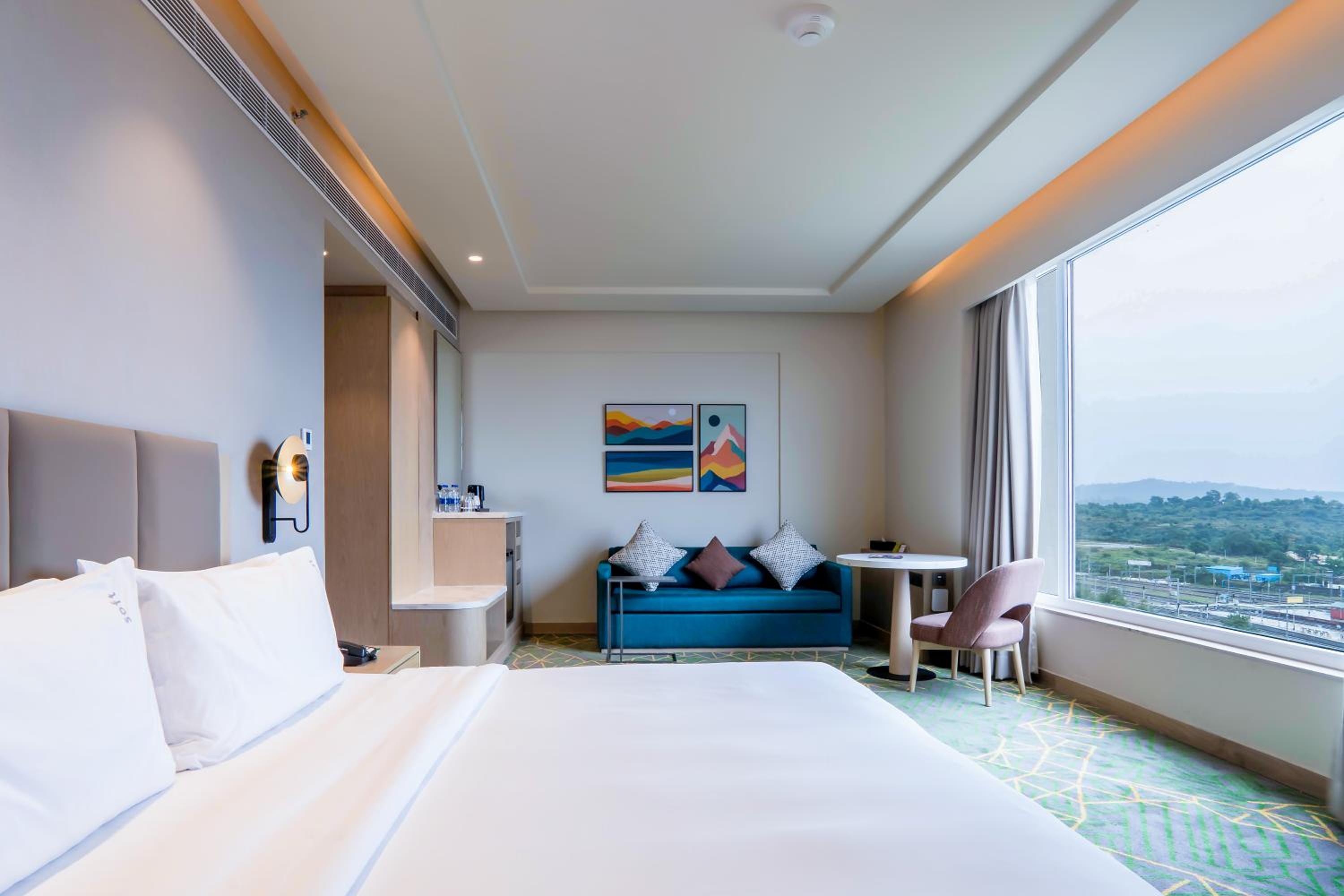 Premium King Room - Photo 11