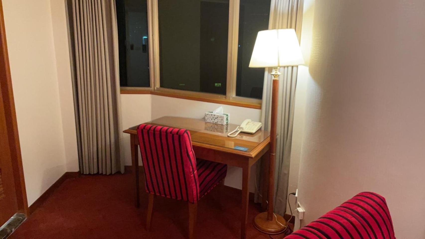 Deluxe Queen Suite photo 2