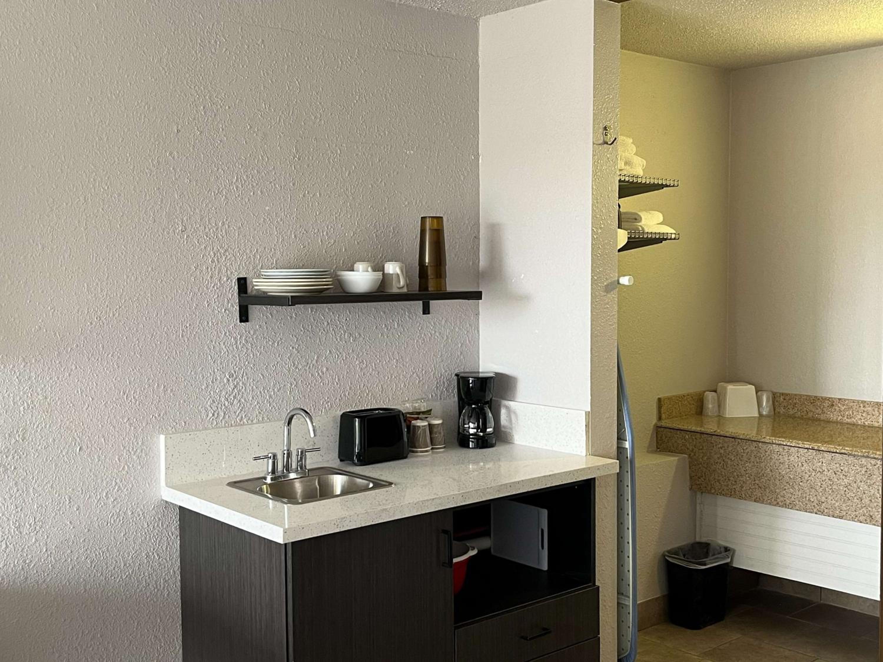King Room - Non-Smoking - Photo 3