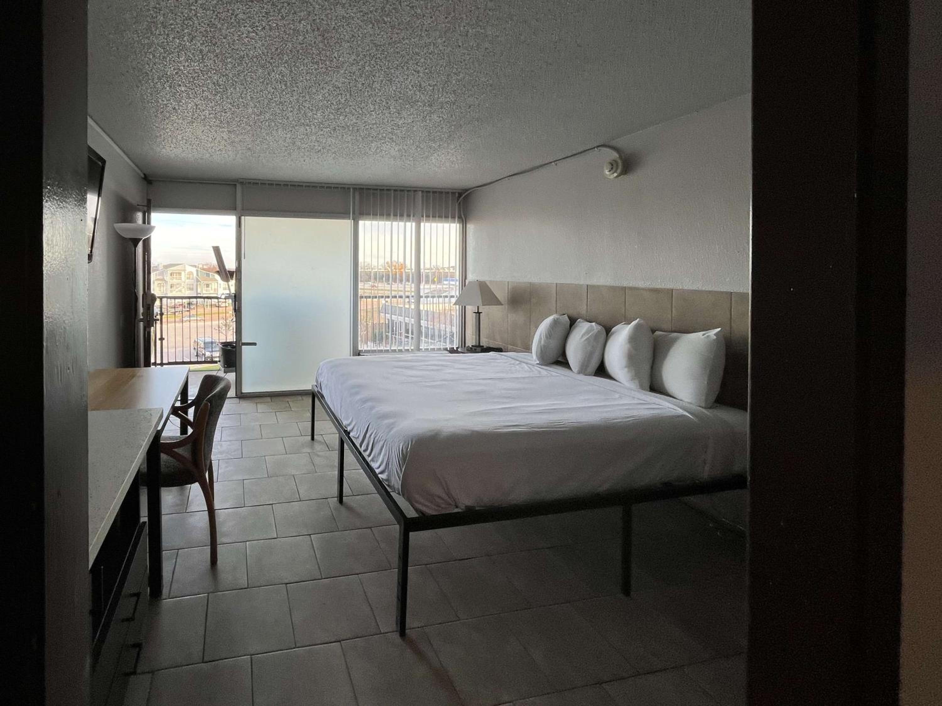 King Room - Non-Smoking - Photo 6