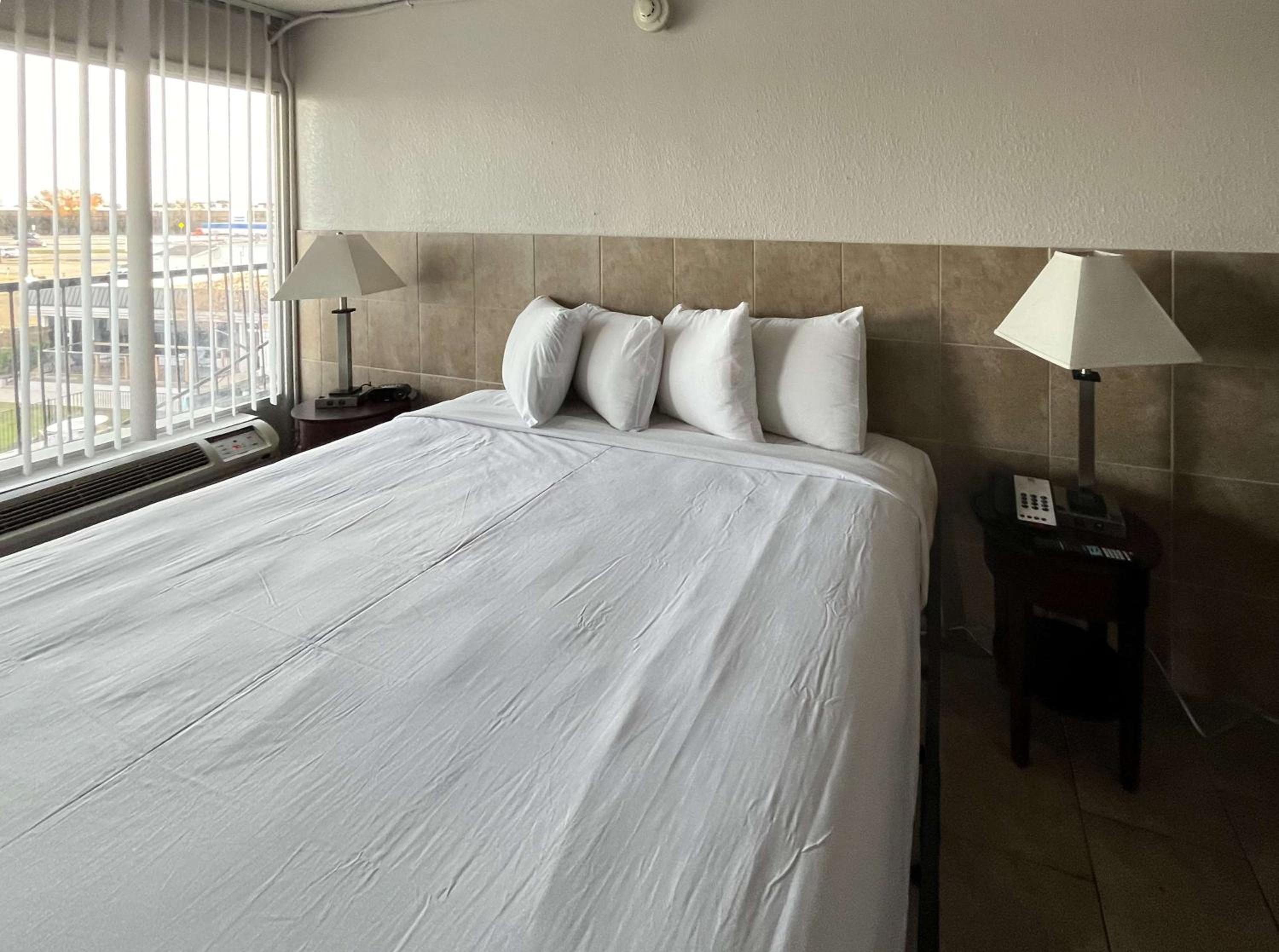 King Room - Non-Smoking - Photo 5