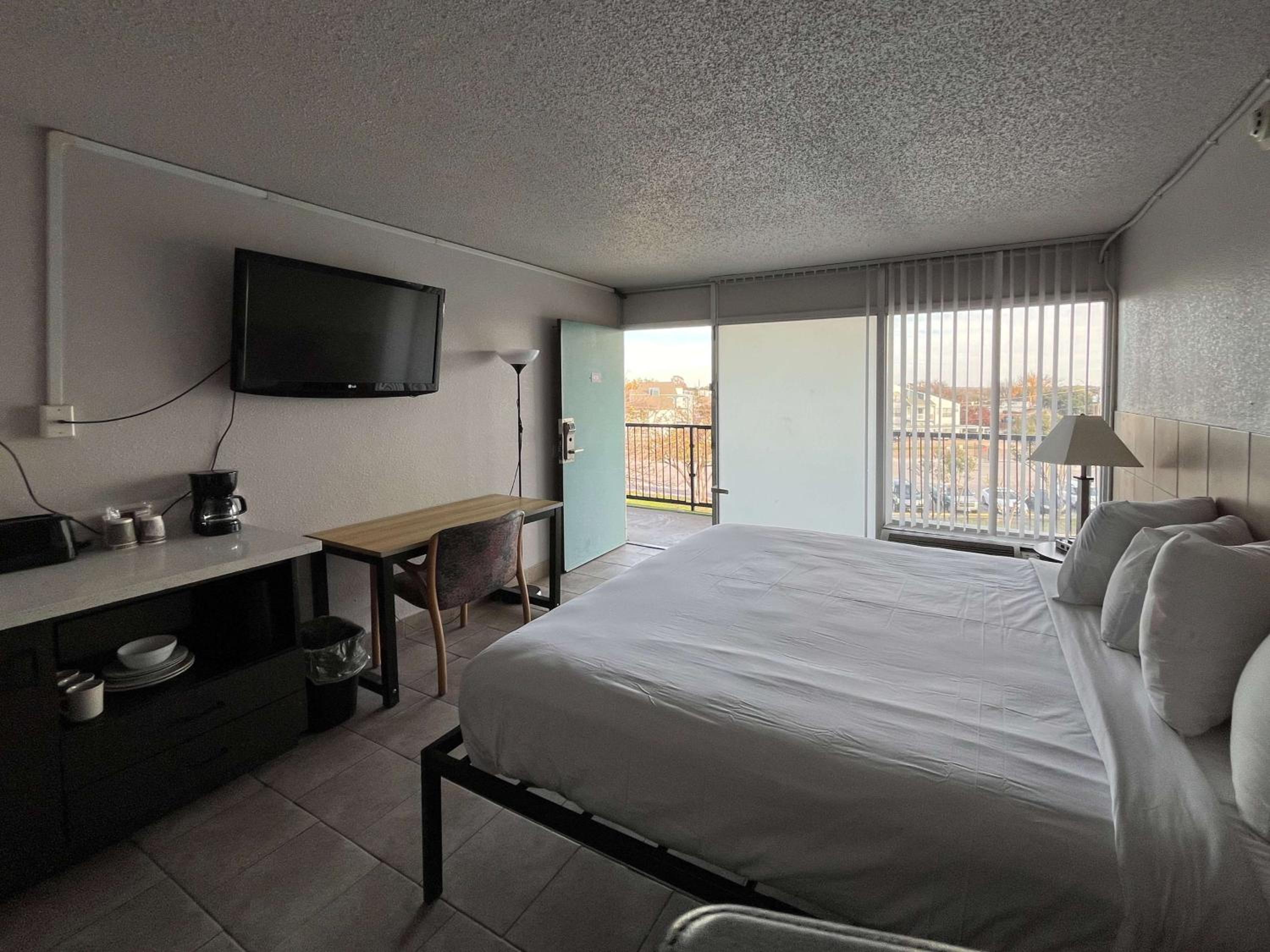 King Room - Non-Smoking - Photo 9
