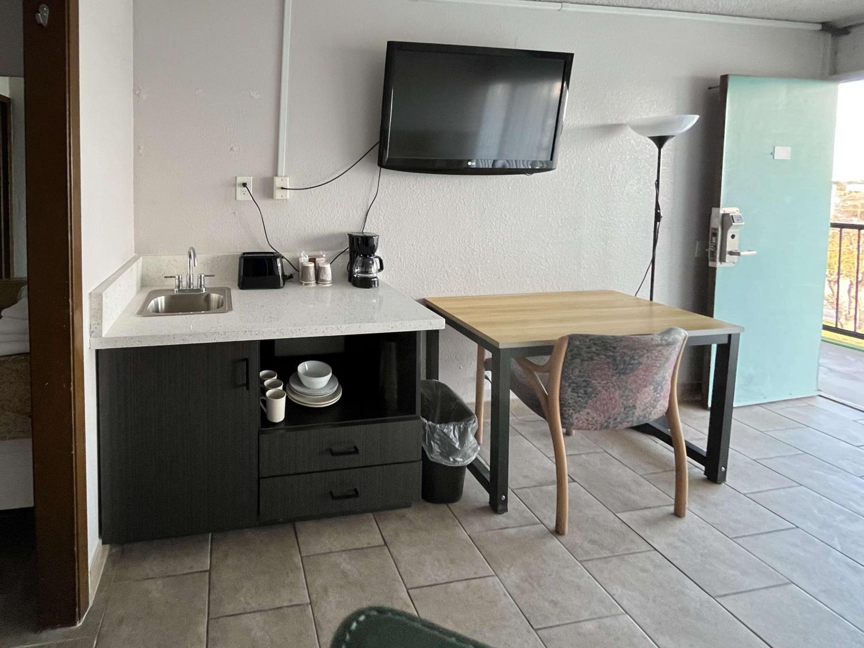 King Room - Non-Smoking - Photo 2