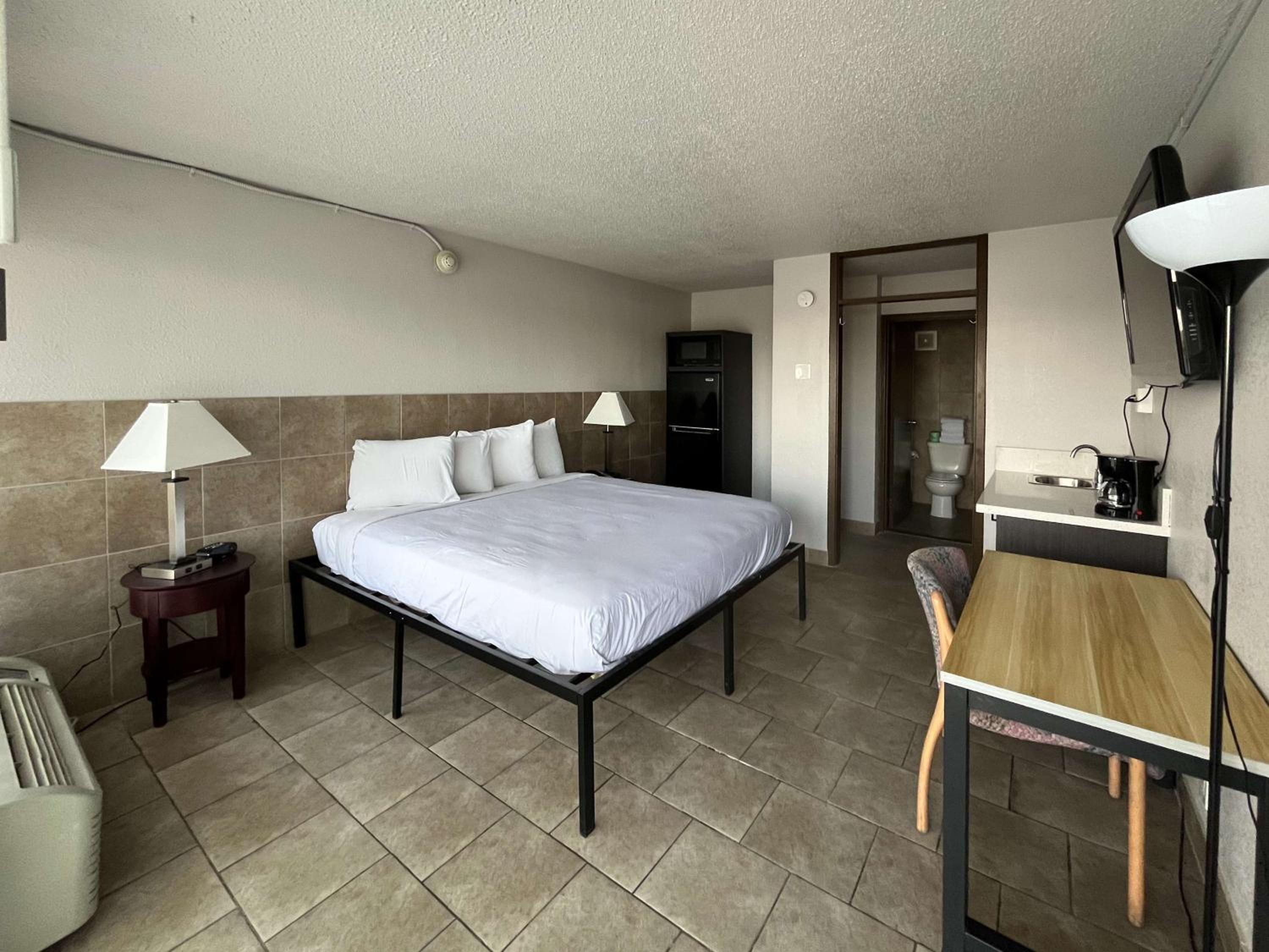 King Room - Non-Smoking - Photo 1