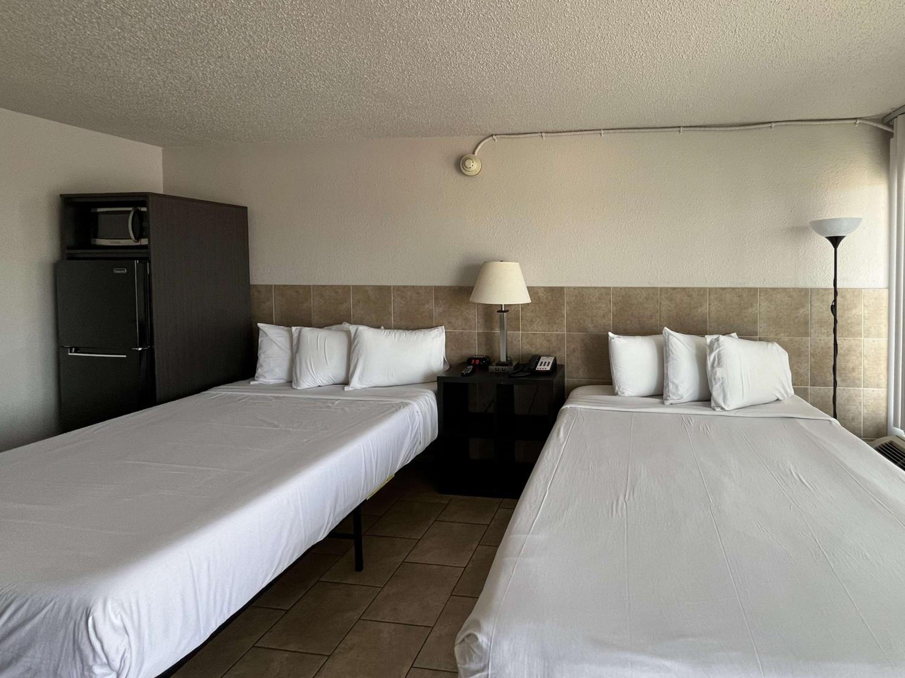 Queen Room with Two Queen Beds - Non-Smoking - Photo 6