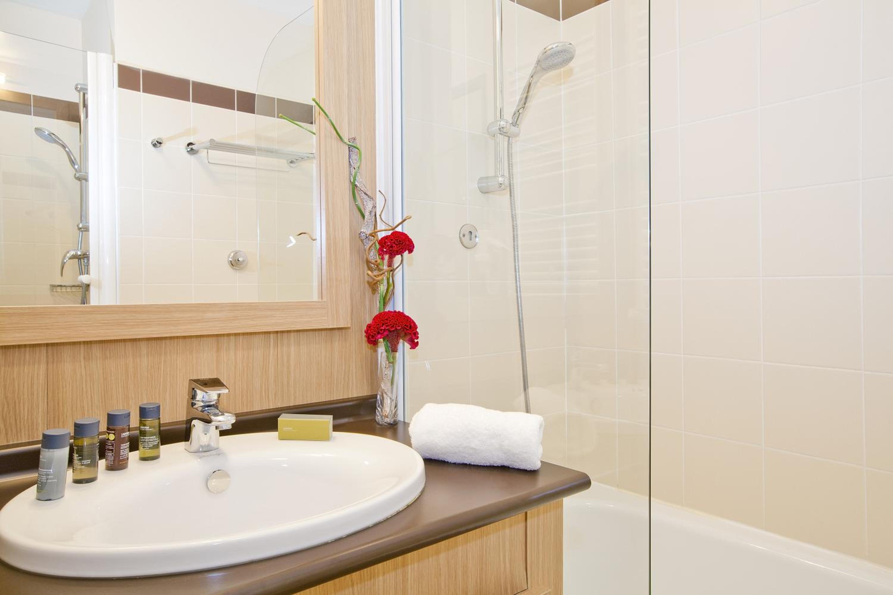 Double or Twin Studio (2 Adults) - Photo 8