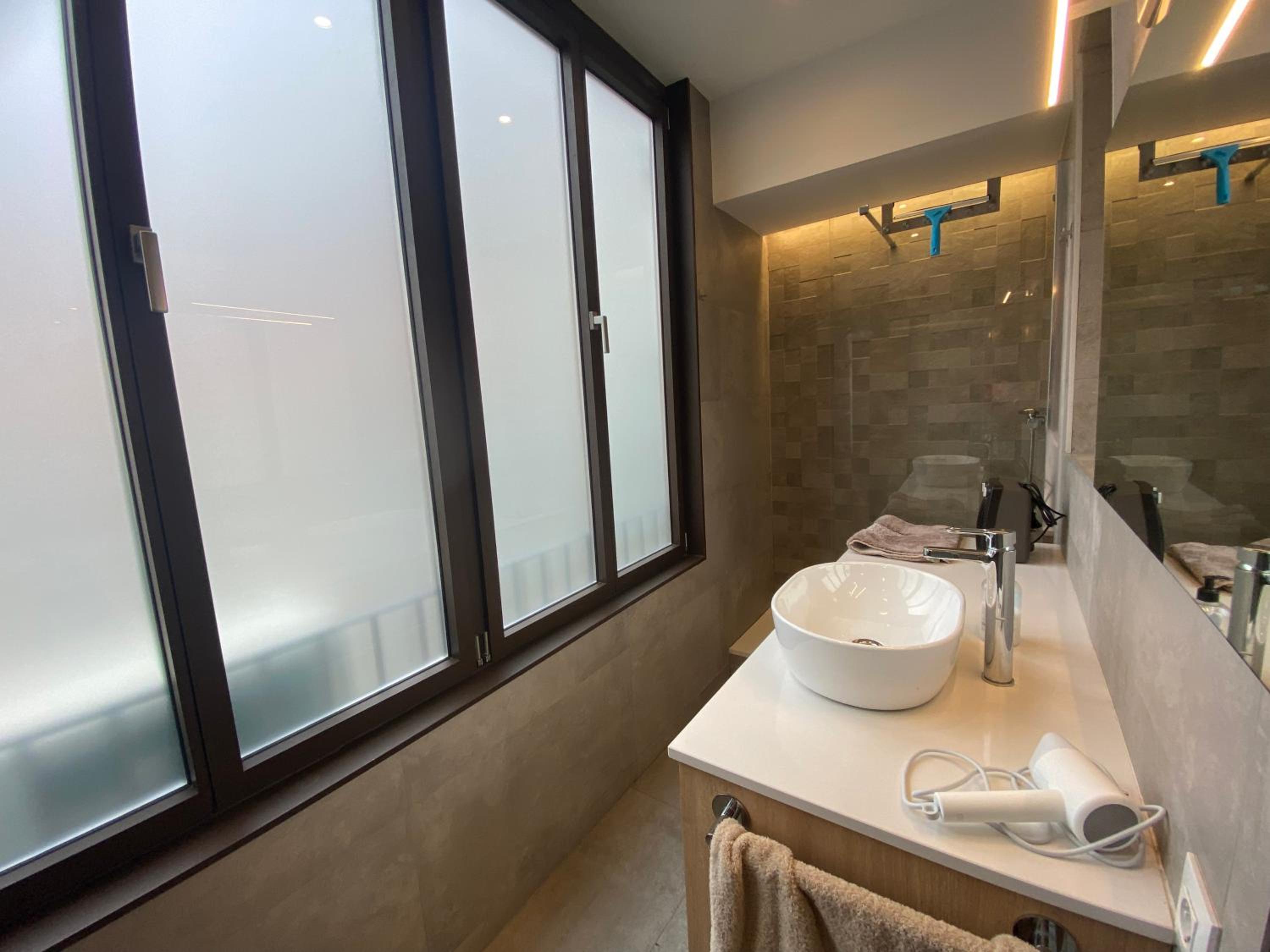 One-Bedroom Apartment without Elevator. photo 3