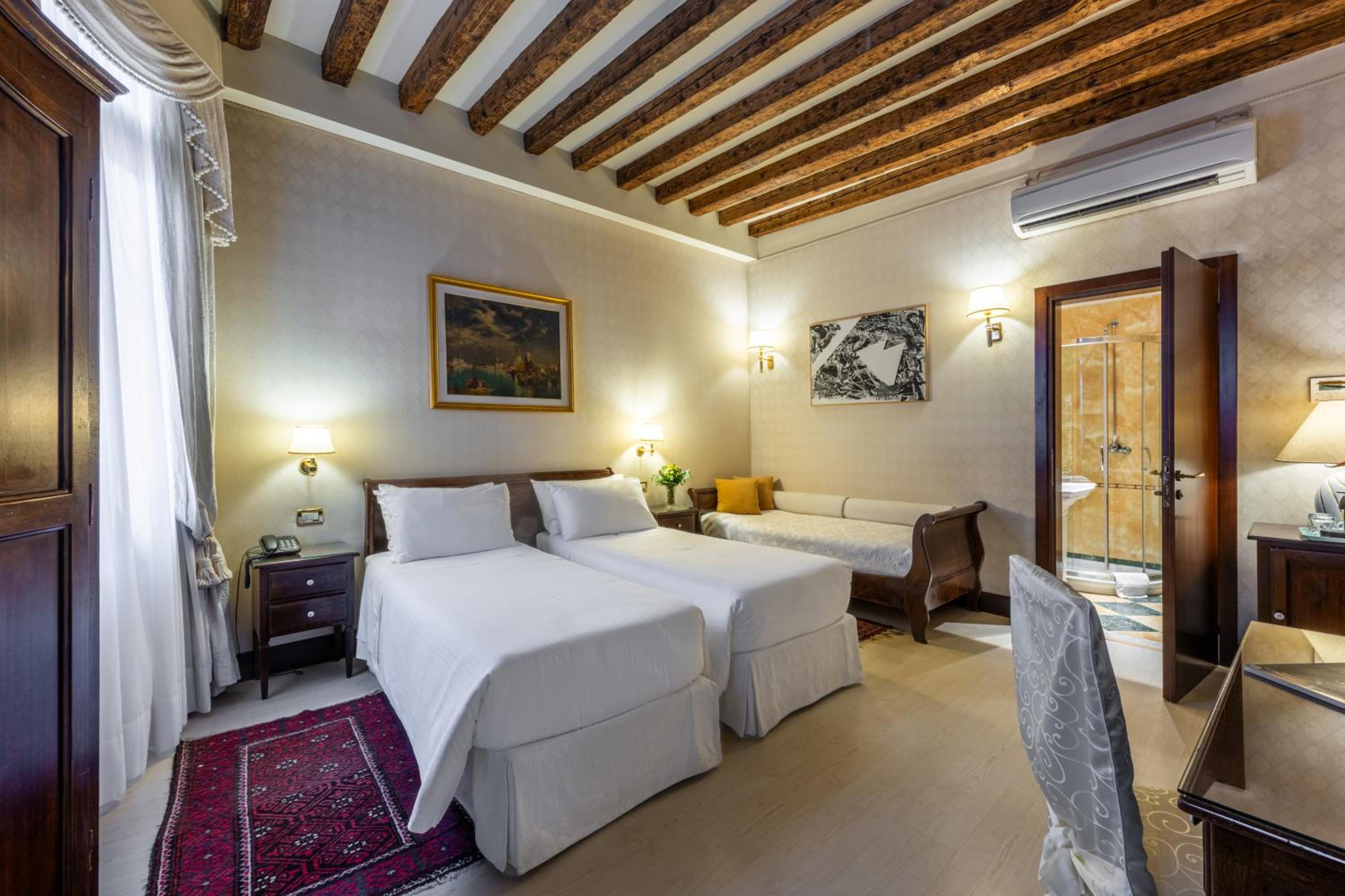 Deluxe Double Room photo 2