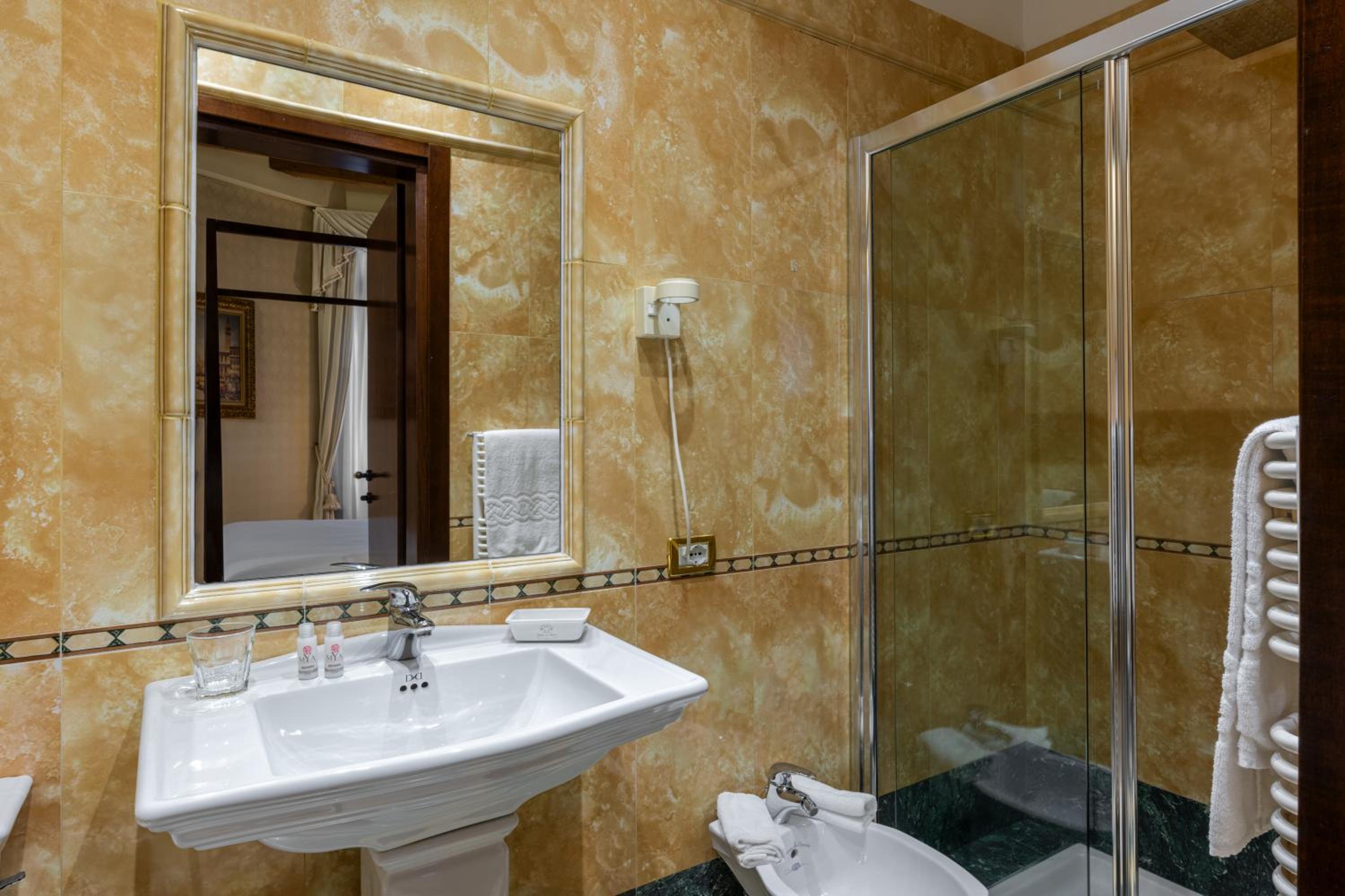 Superior Double Room with Four Poster Bed photo 2