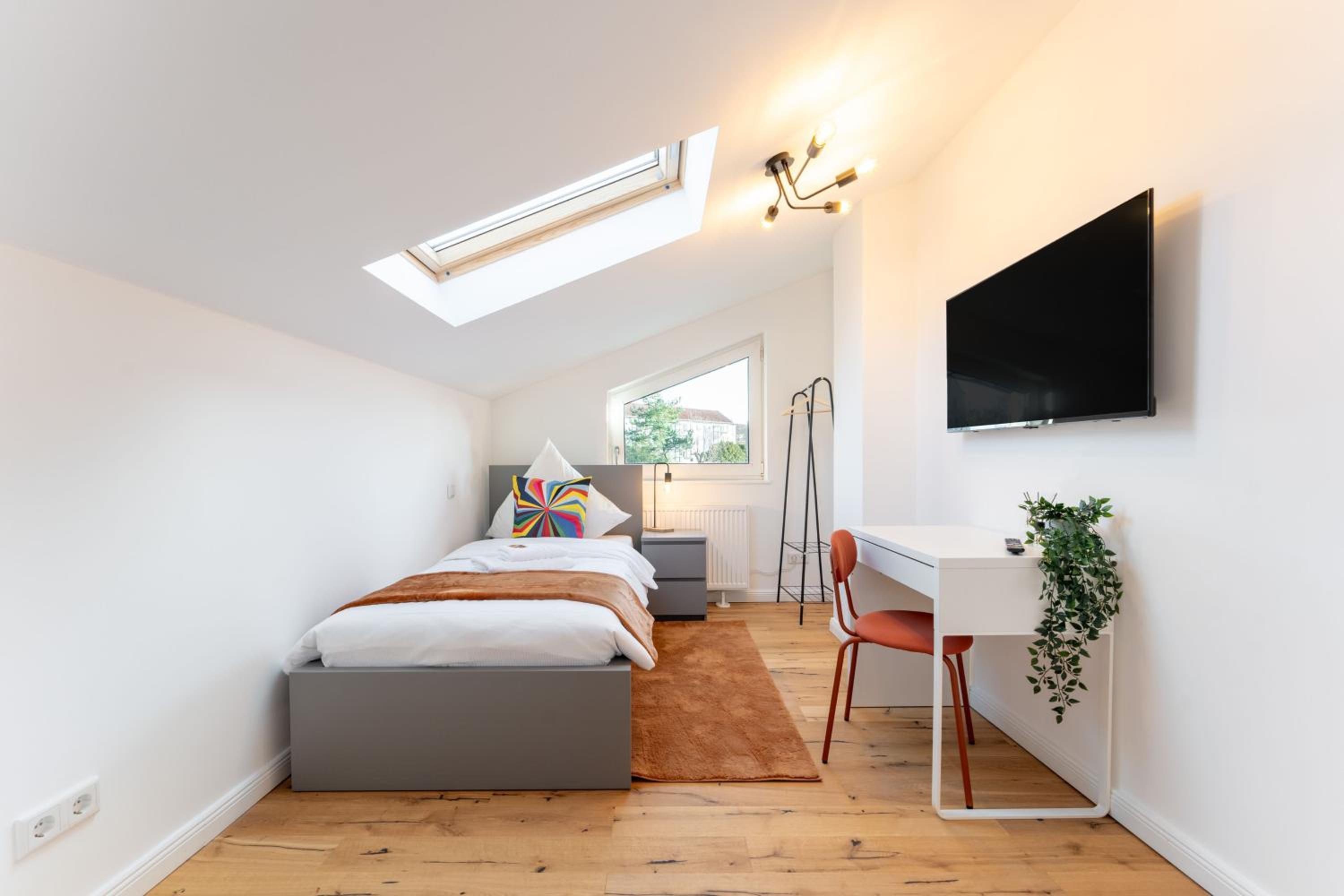 Five-Bedroom House photo 1