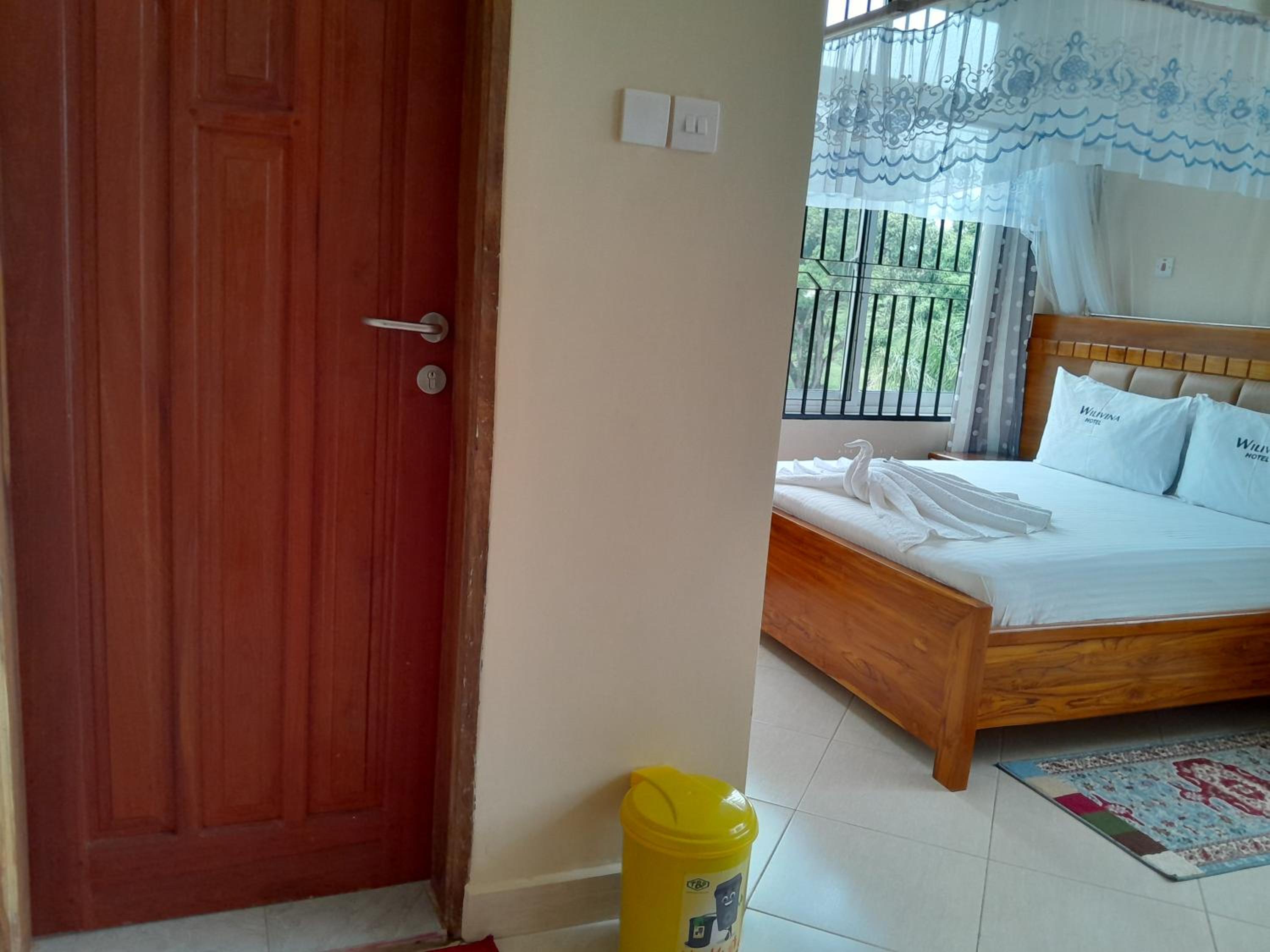 Standard Double Room - Photo 13