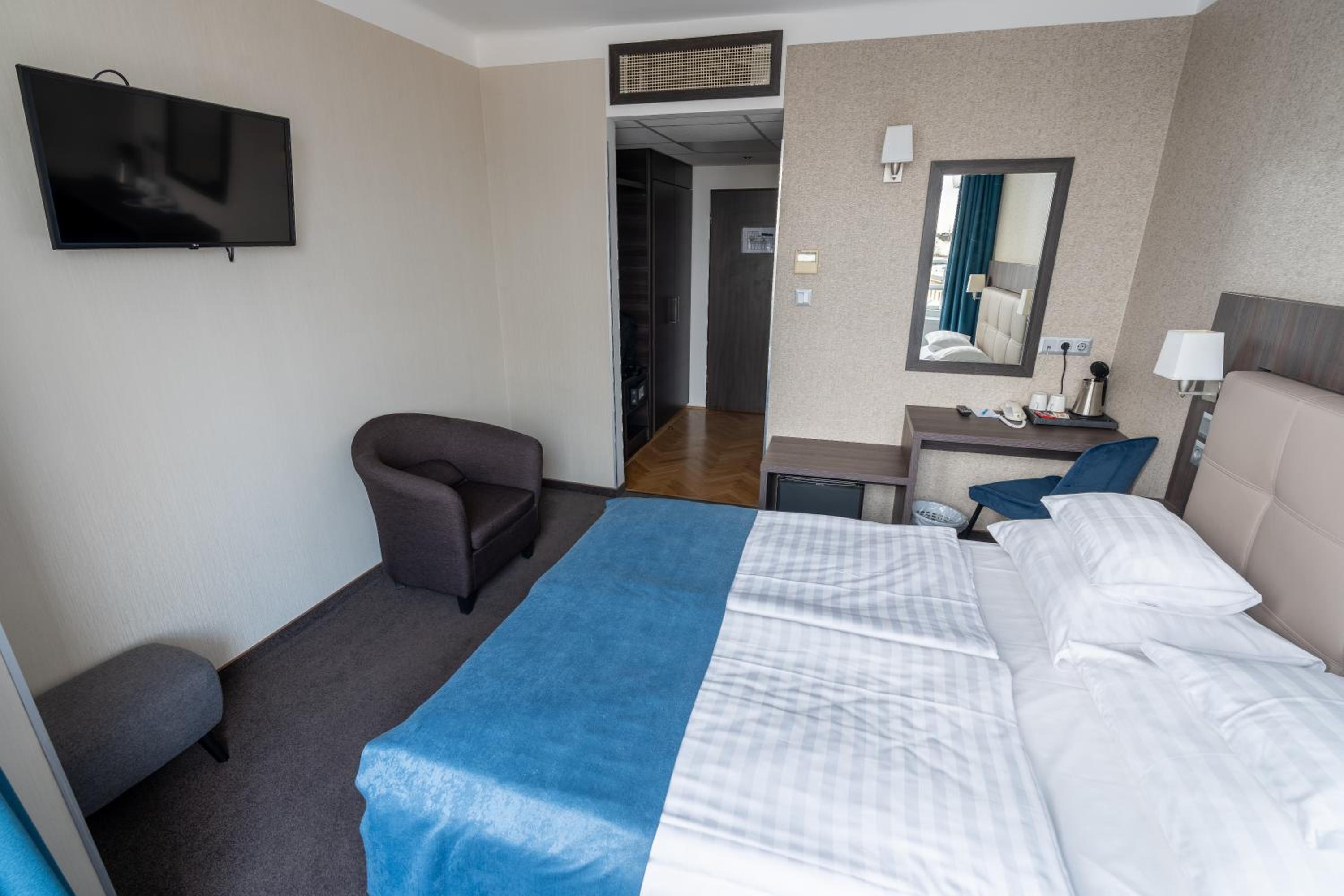 Superior Double Room with Balcony - Photo 7