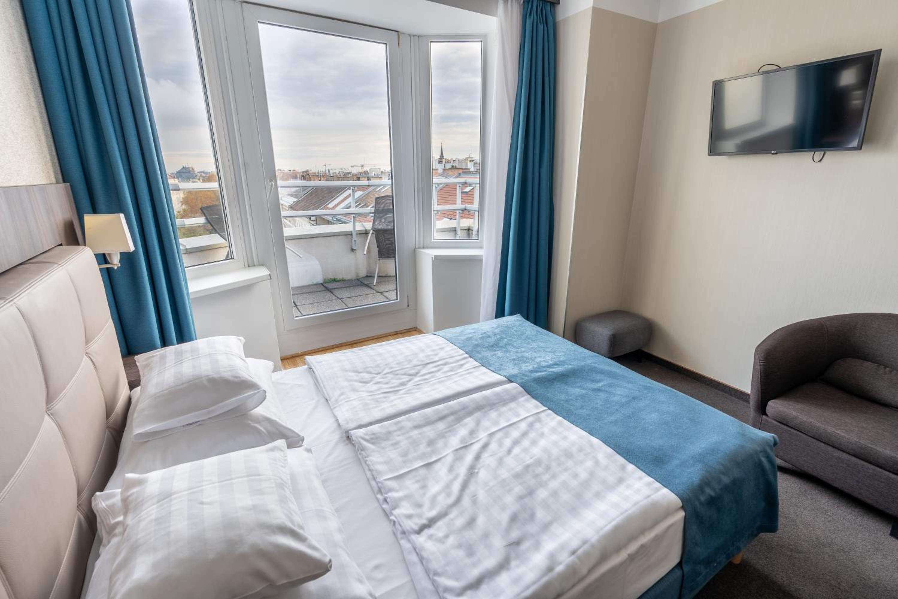 Superior Double Room with Balcony - Photo 8