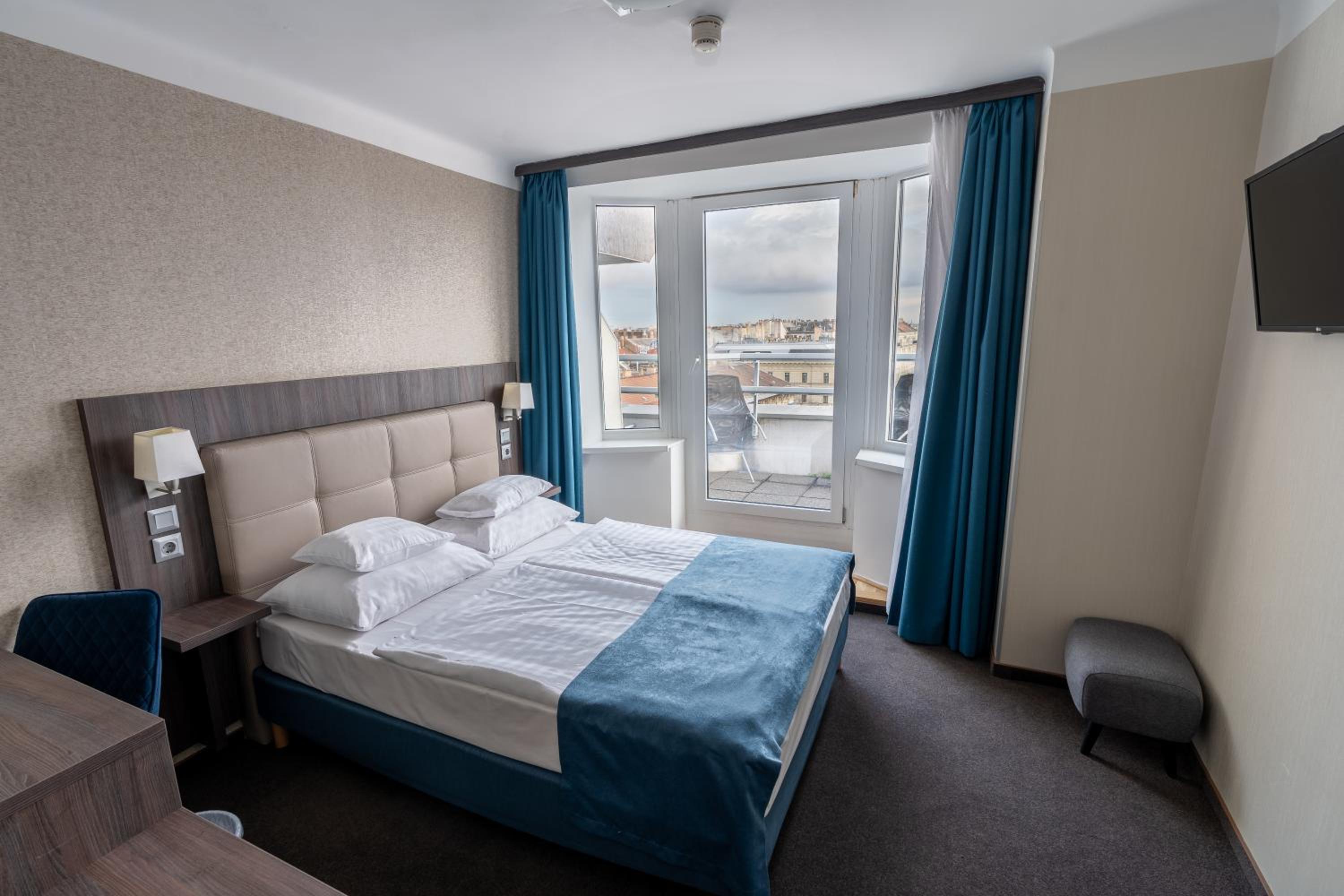 Superior Double Room with Balcony - Photo 6