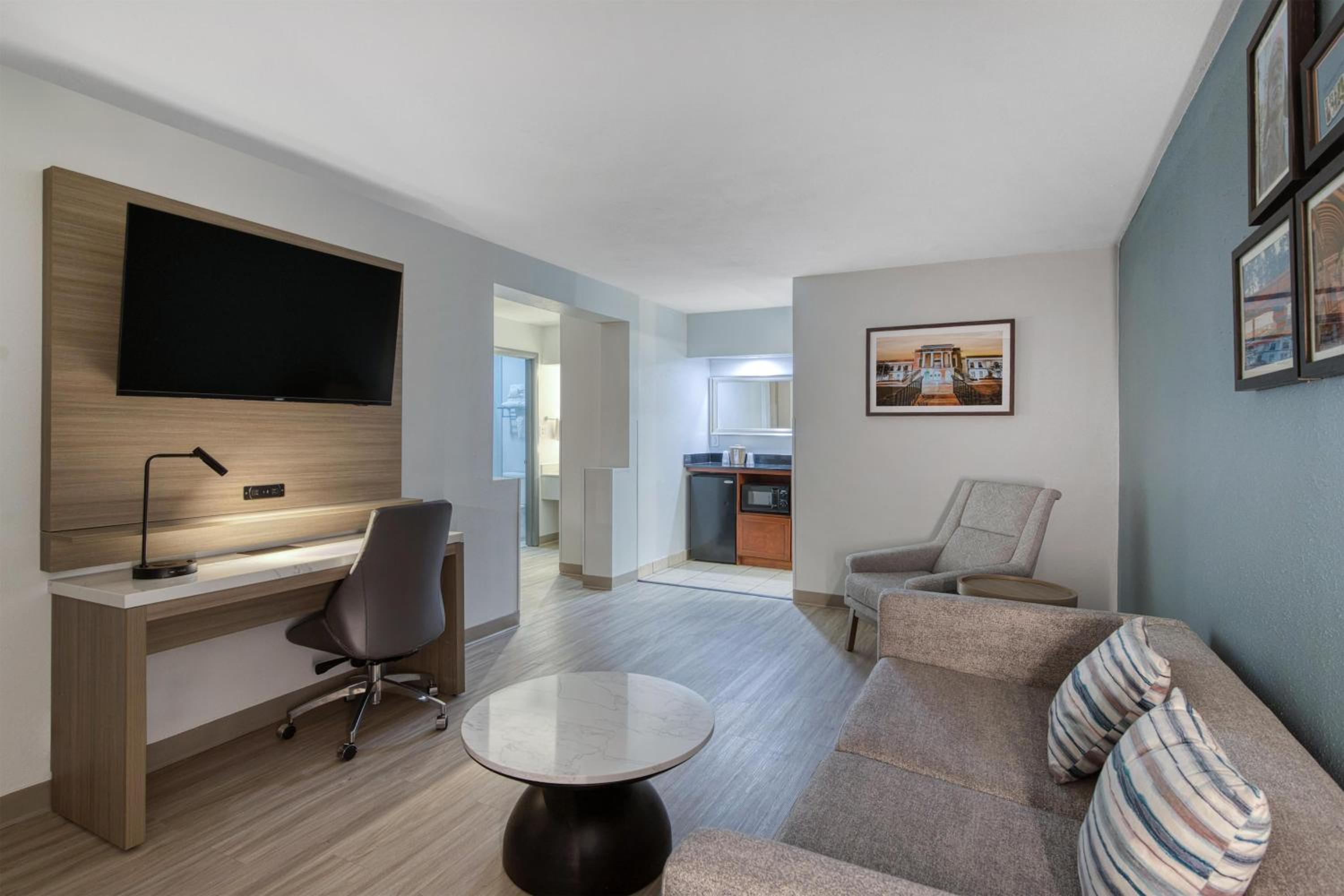Queen Suite with Two Queen Beds - Pet Friendly/Non-Smoking