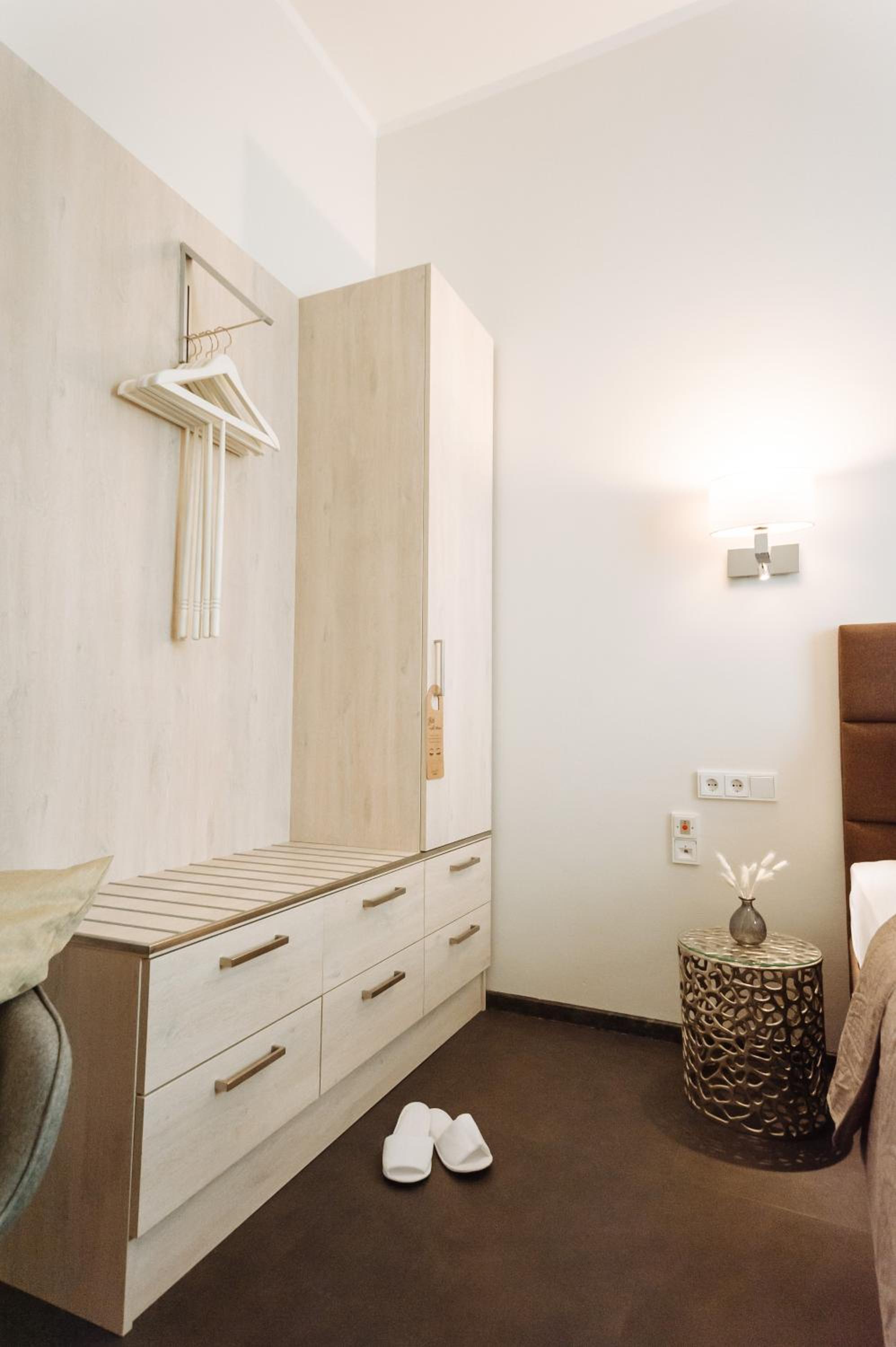 Standard Double Room - Photo 12
