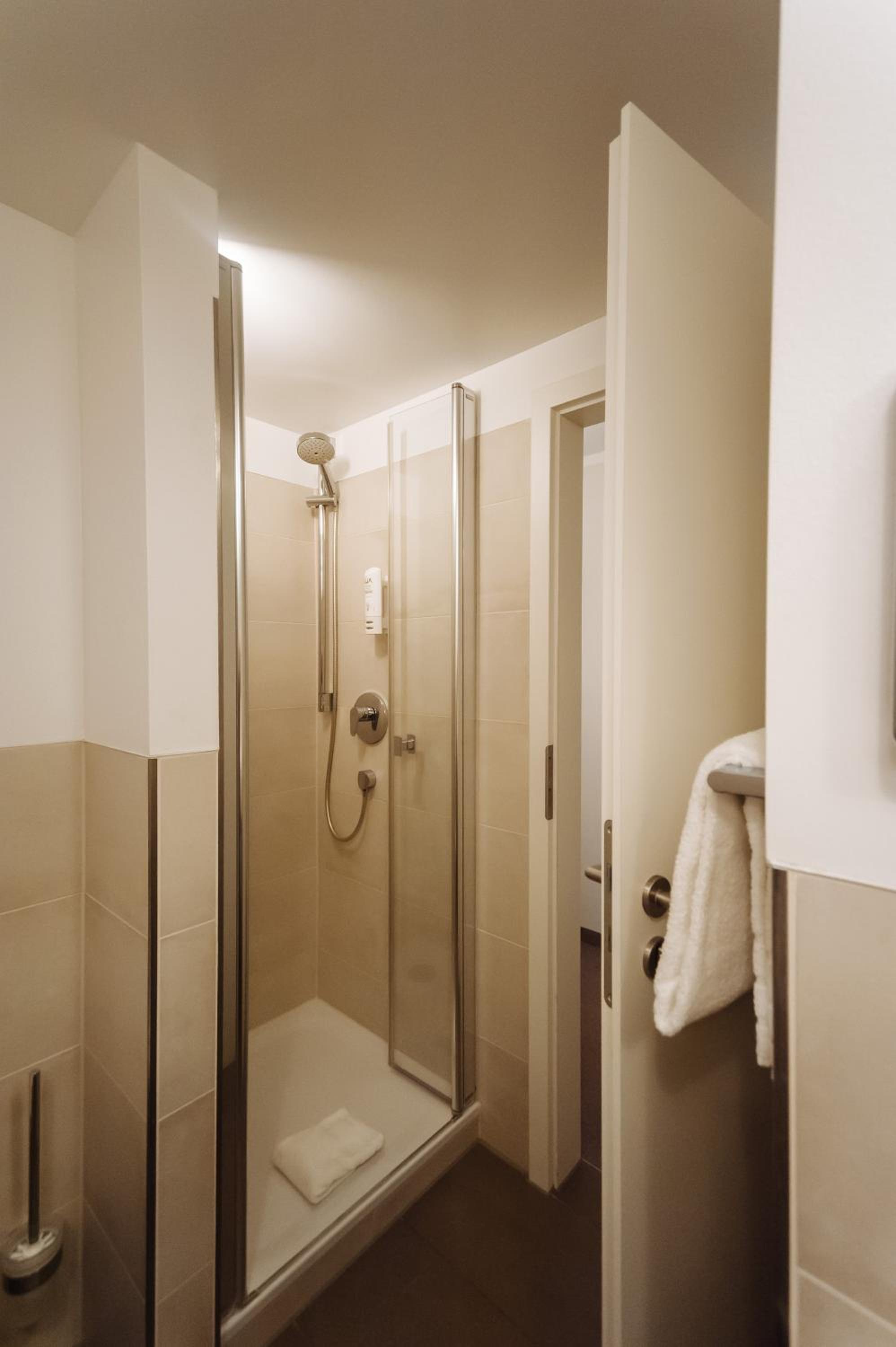 Standard Double Room - Photo 9