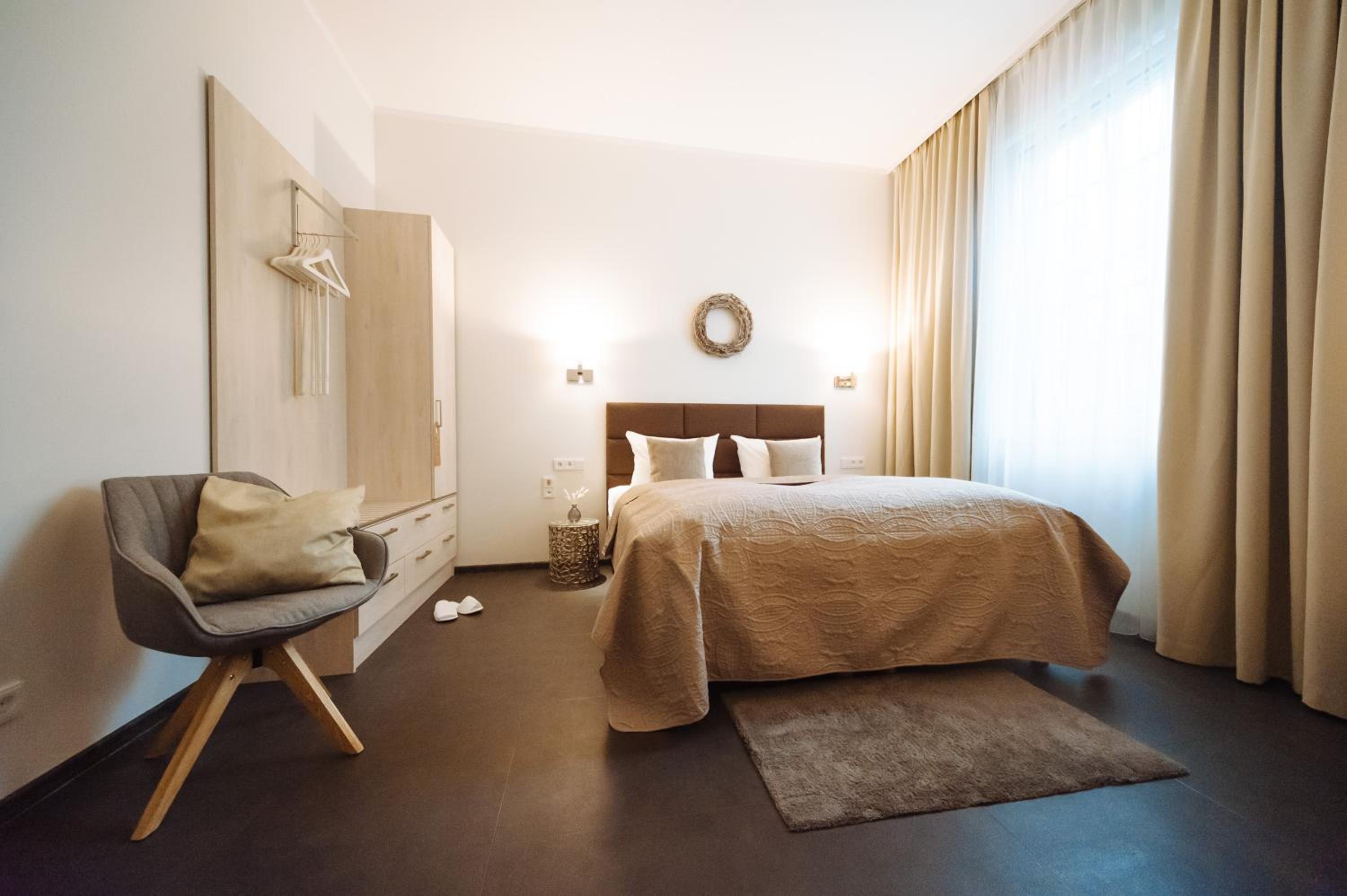 Standard Double Room - Photo 8