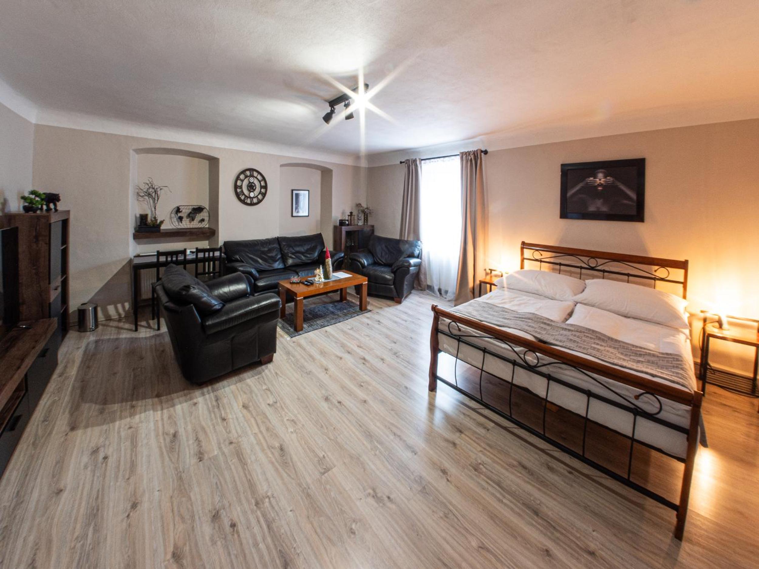 Large Double Room - Photo 1