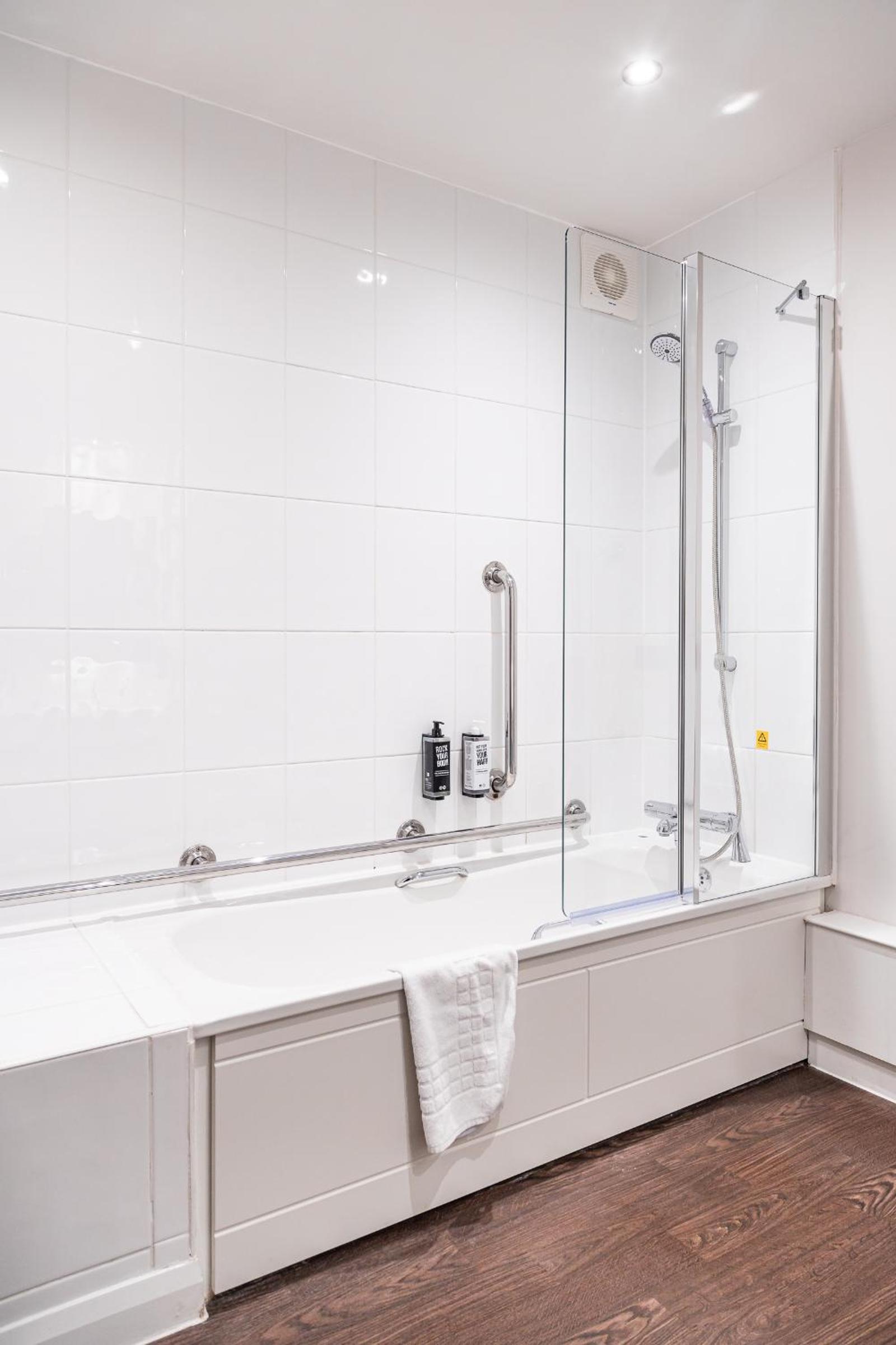 Accessible Twin Room - Photo 6