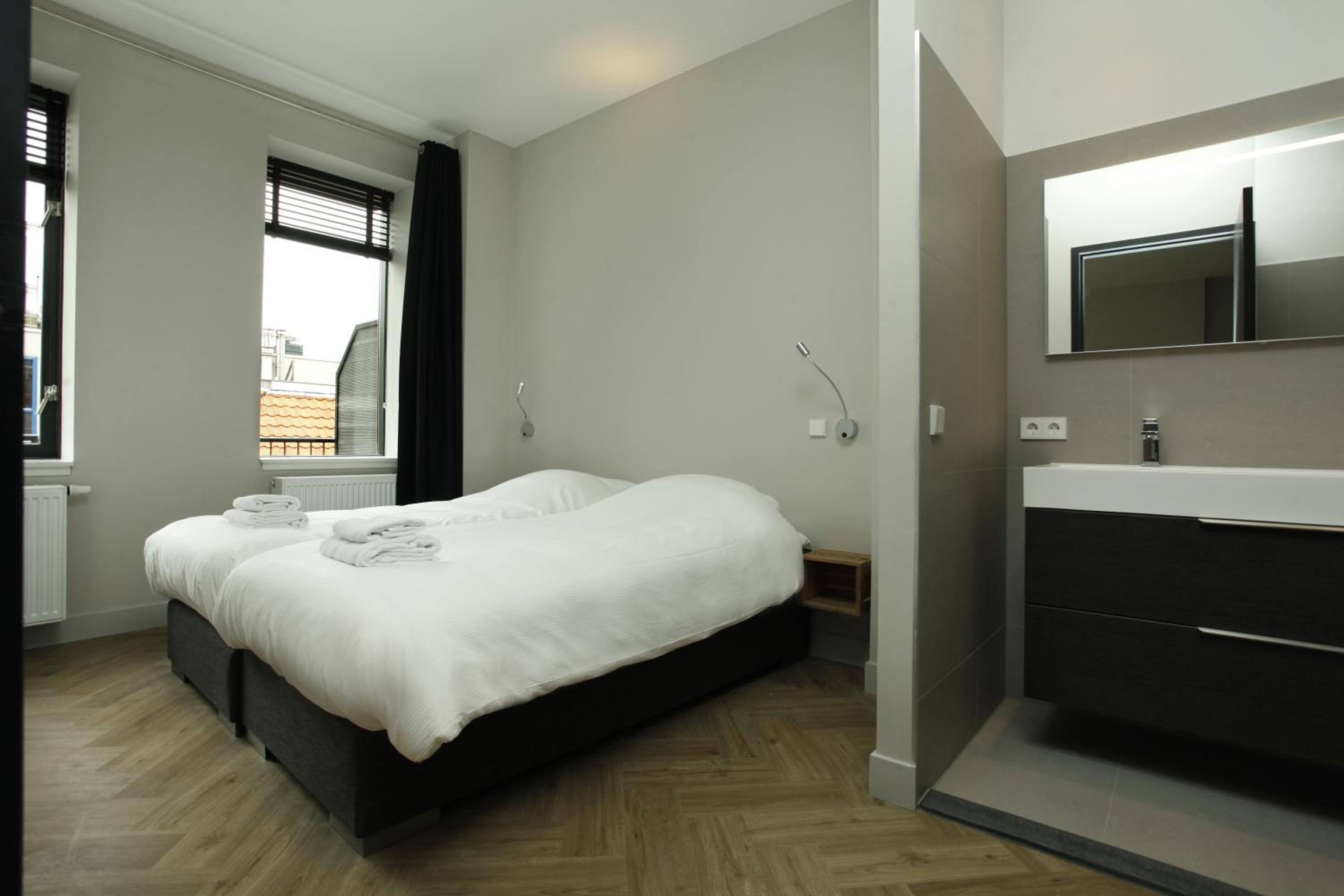 Large One-Bedroom Apartment with Balcony photo 2